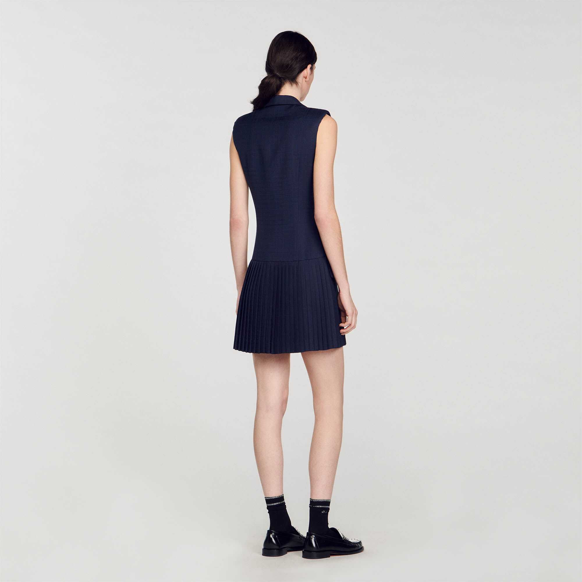 Kurzes plissiertes Anzugkleid