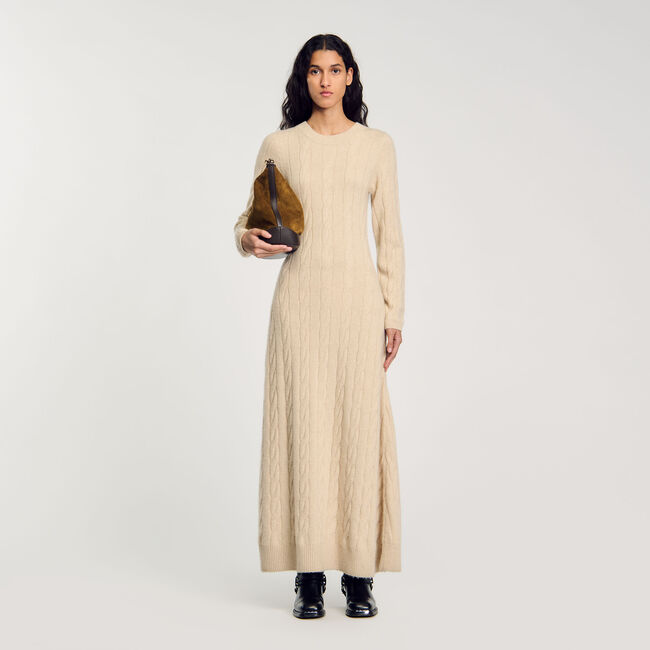 Langes Strickkleid mit Zopfmuster