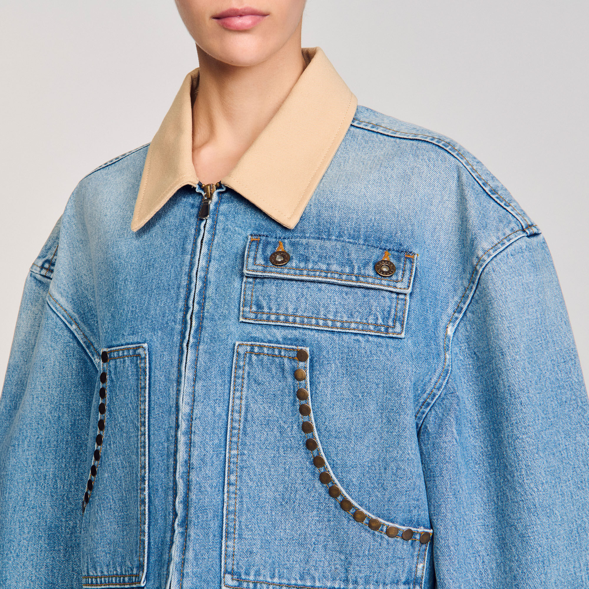Jeansjacke mit Nieten