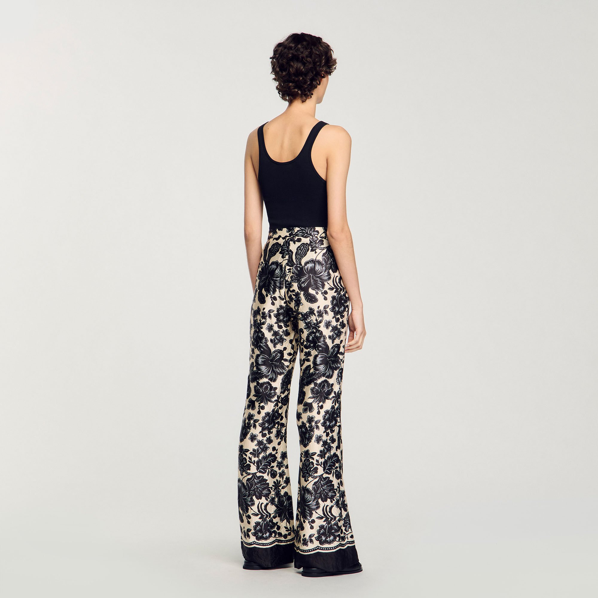 Hose mit Blumendruckmuster