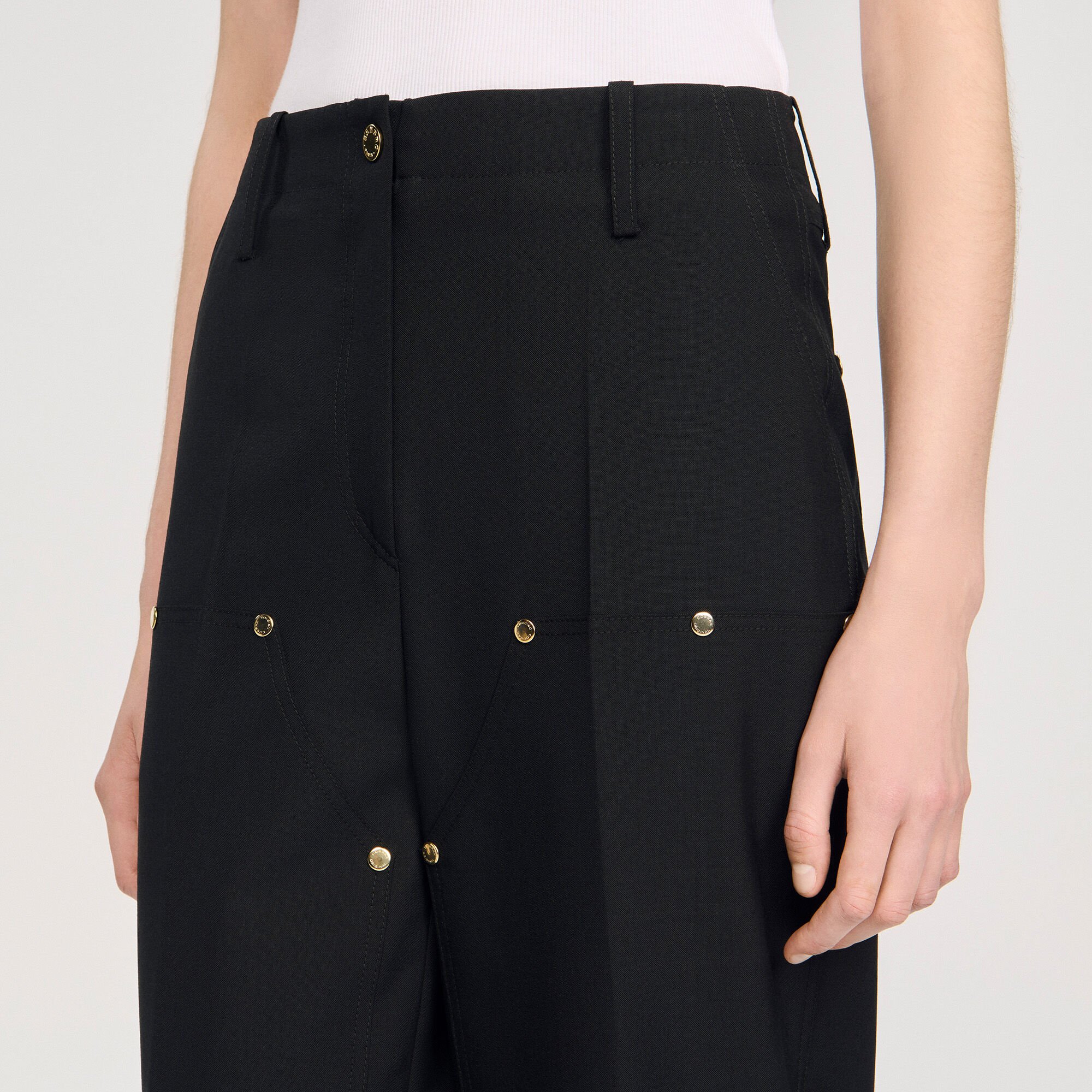 Fließende Hose mit Nieten