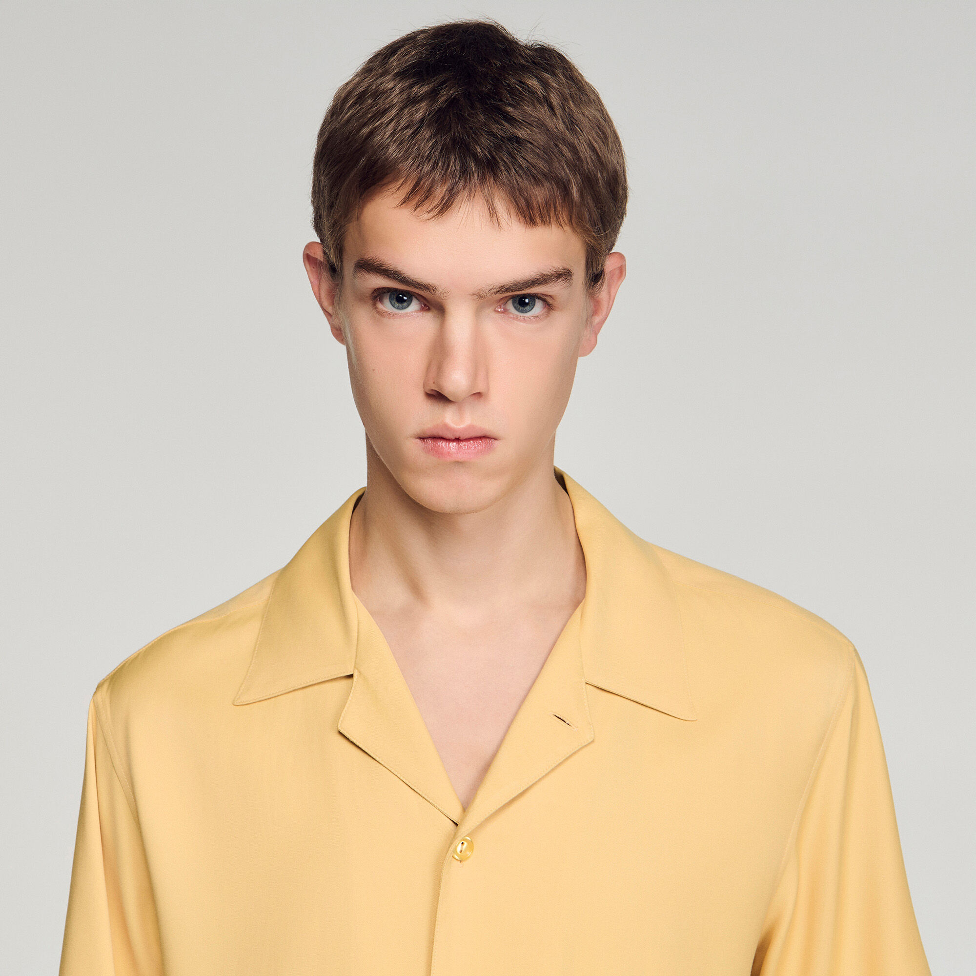 Flie&szlig;endes Hemd mit Haifisch-Kragen