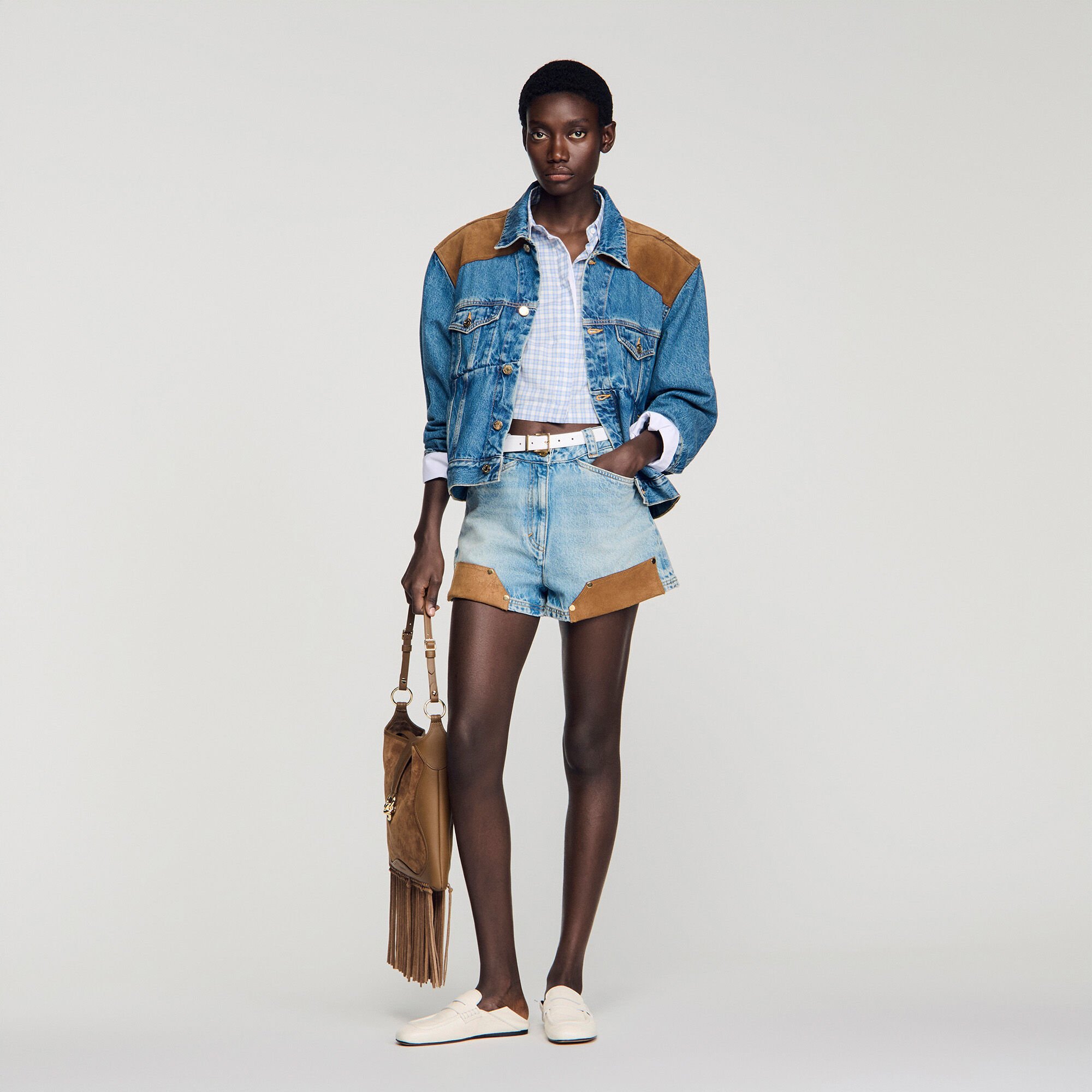 Denim- und Suede-Shorts mit Nieten