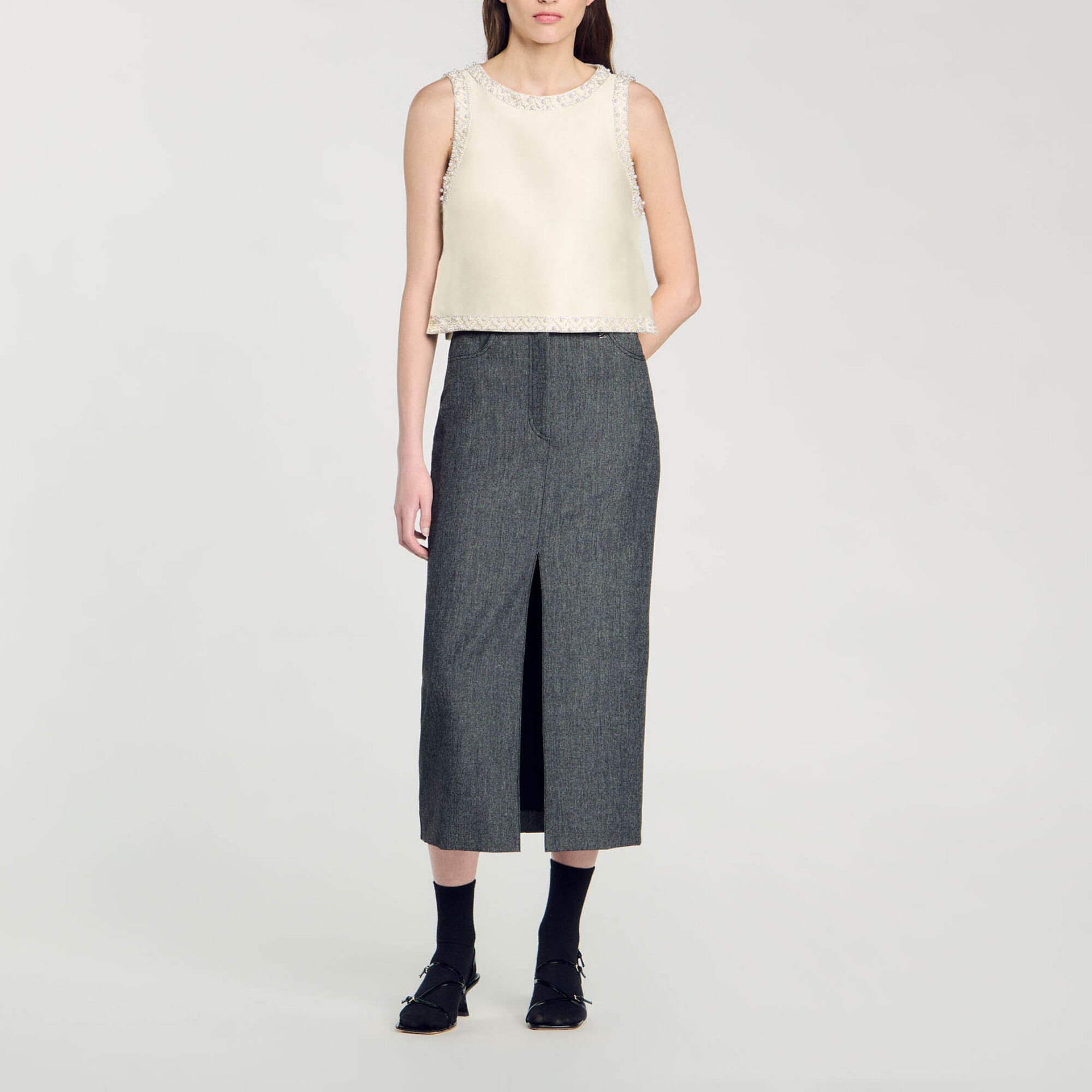 Top aus Satinstoff mit Strass-Verzierung