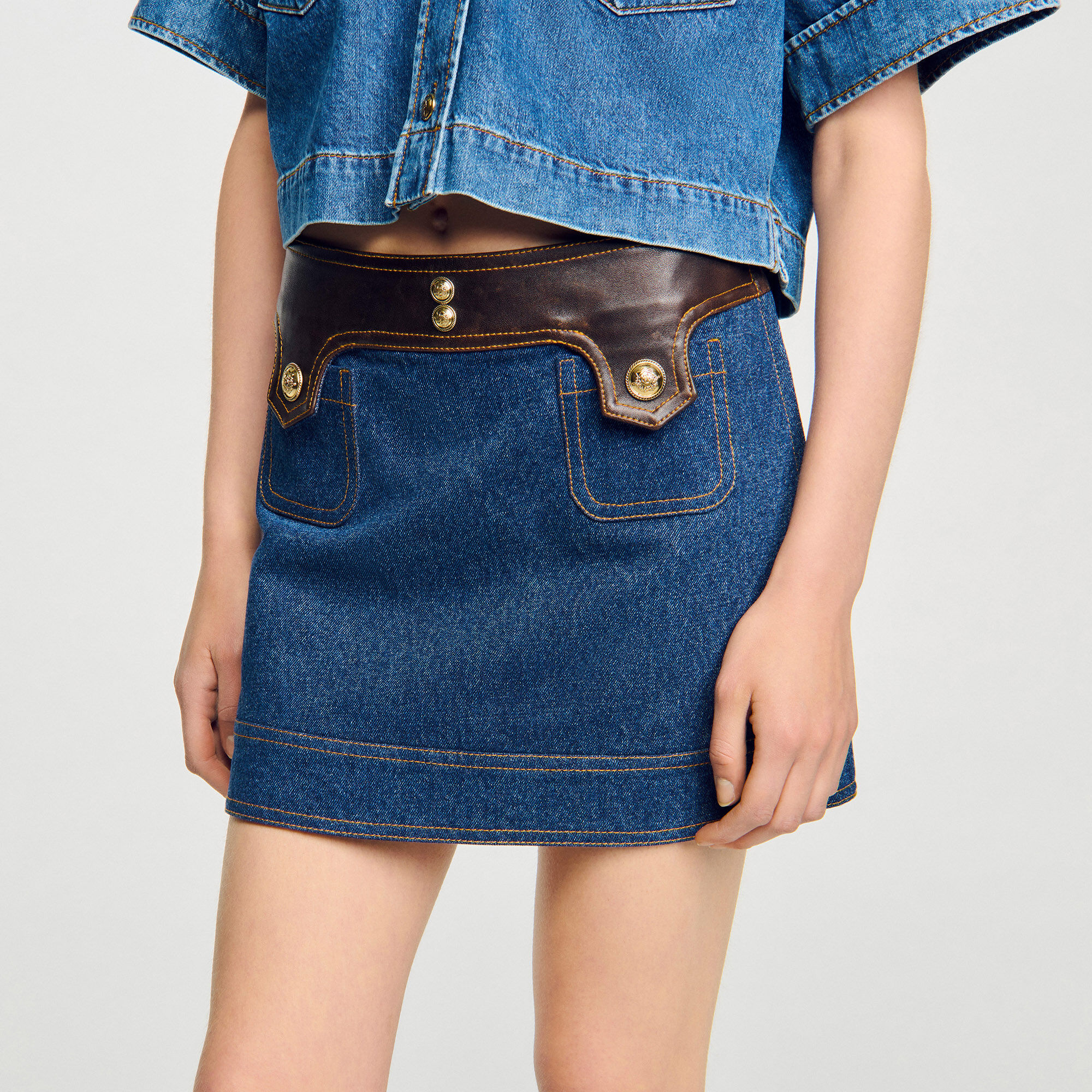 Kurzer Rock aus Denim und Leder