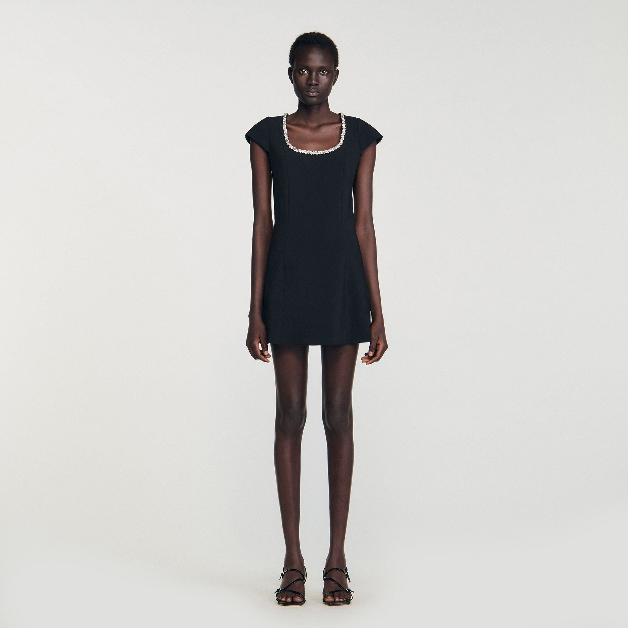 Kurzes Kleid mit Strasskragen