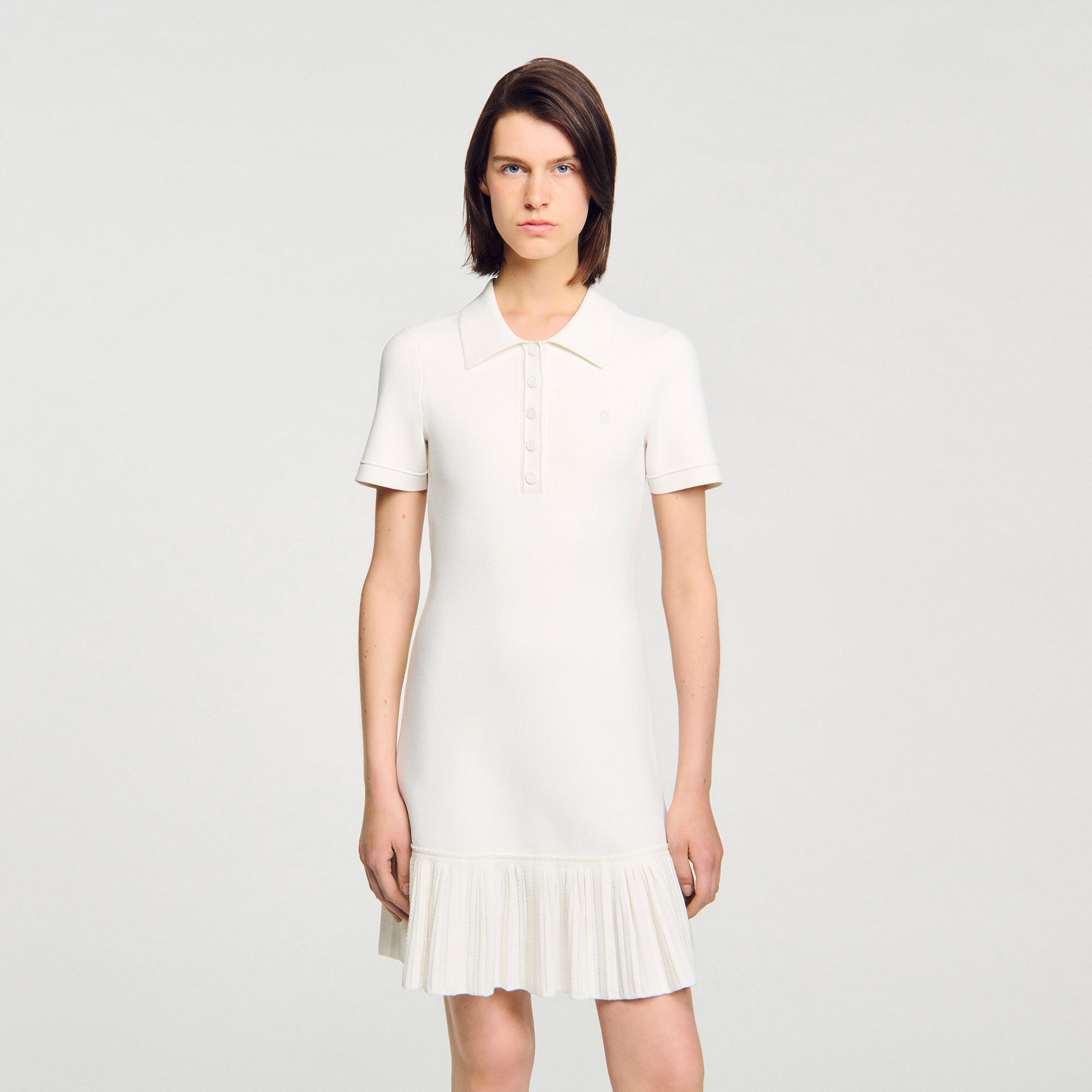 Kurzes Strickkleid mit Polokragen