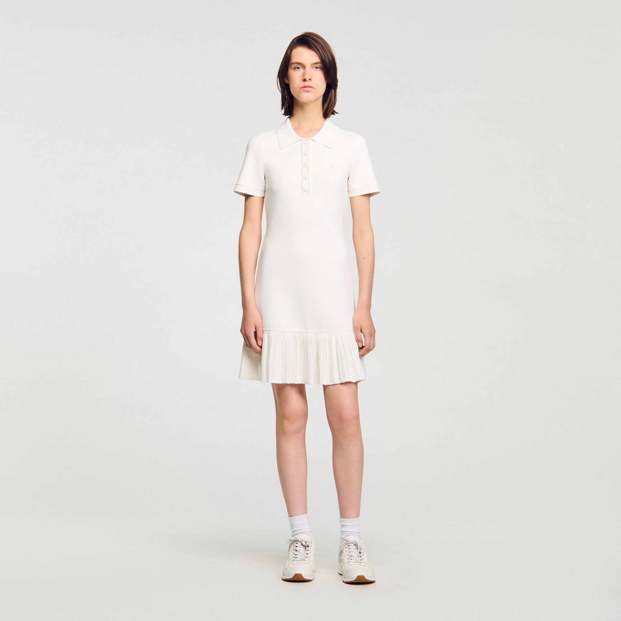Kurzes Strickkleid mit Polokragen