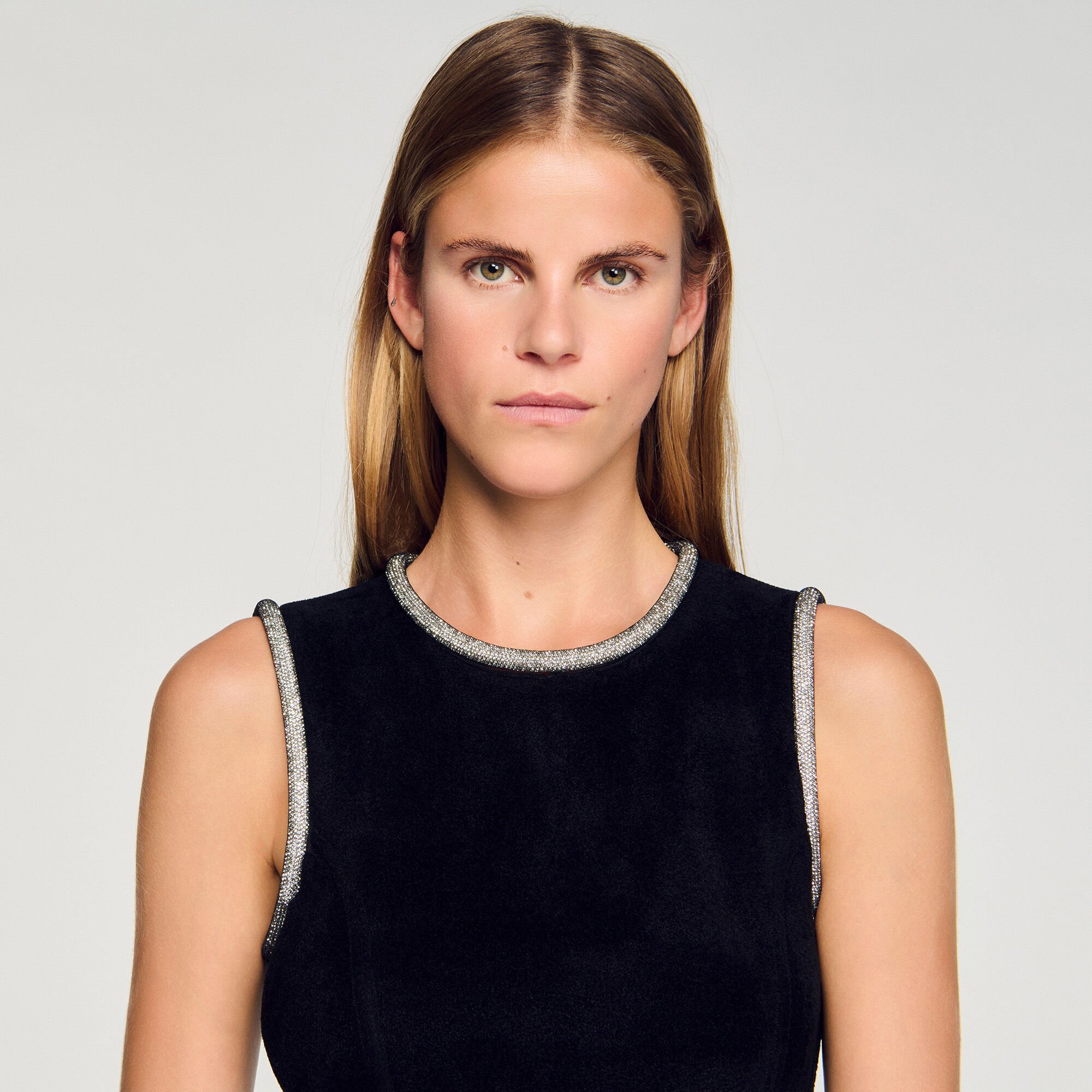 Langes Kleid mit Strass und Schlitz