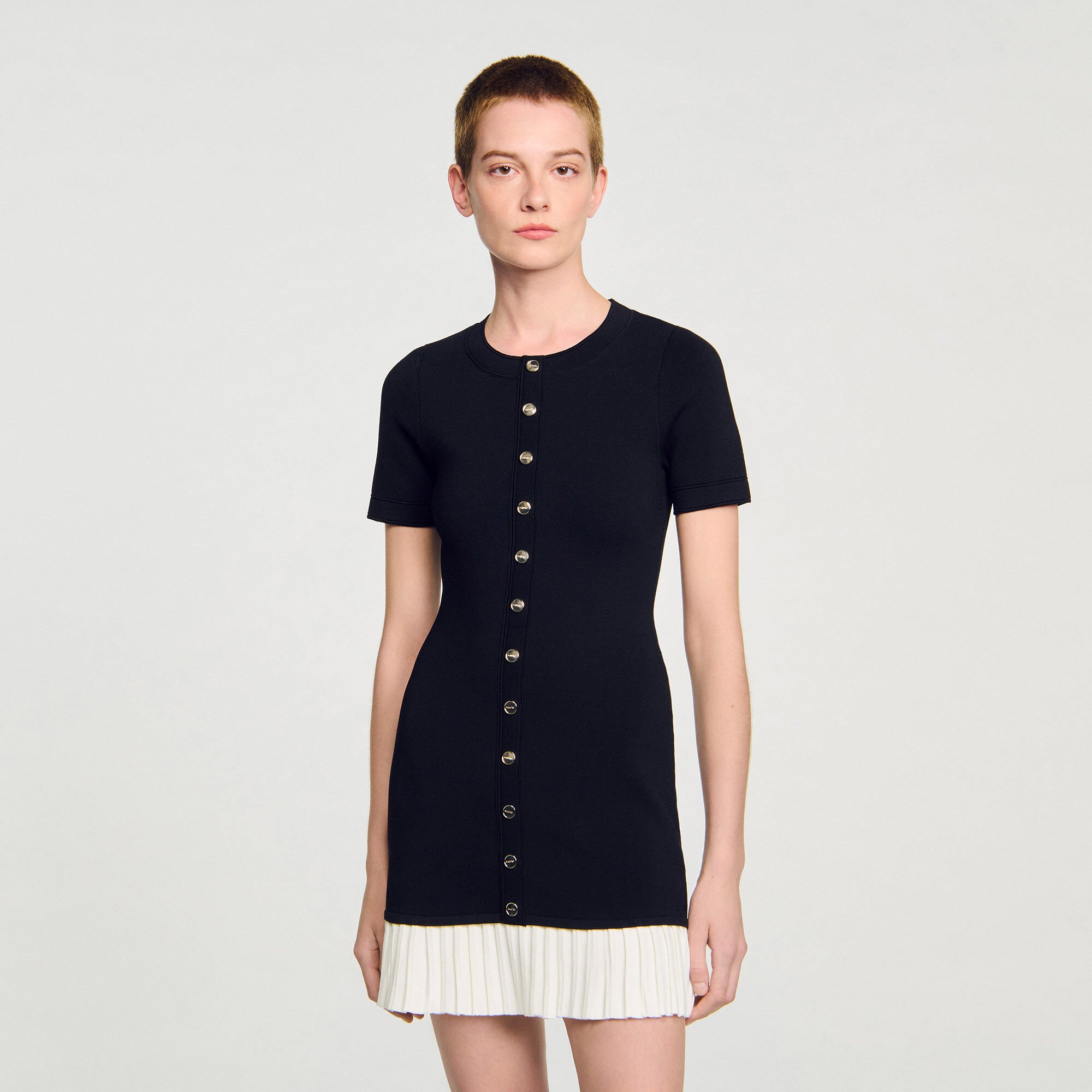 Kurzes Strickkleid mit Volant