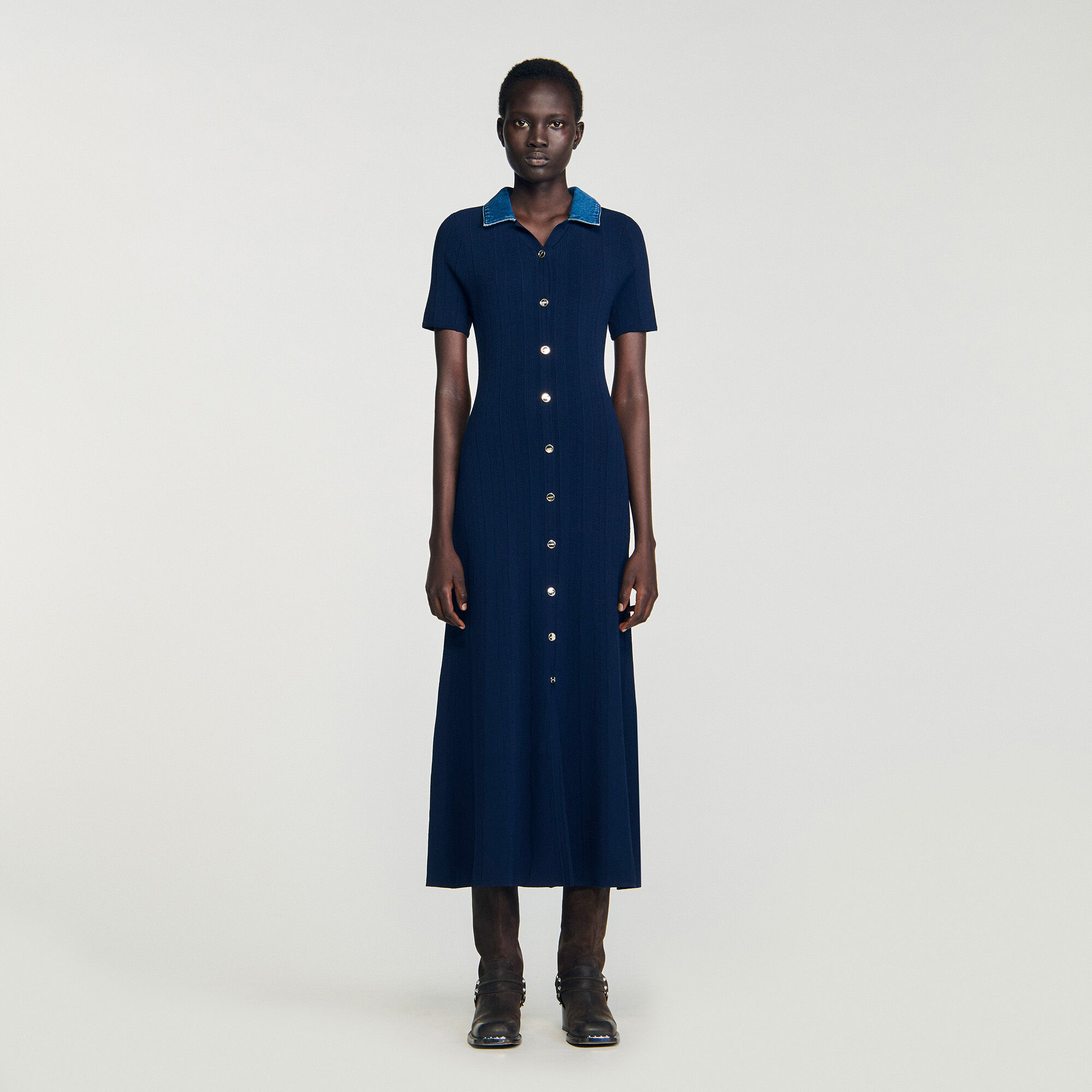 Langes Strickkleid mit Denimkragen