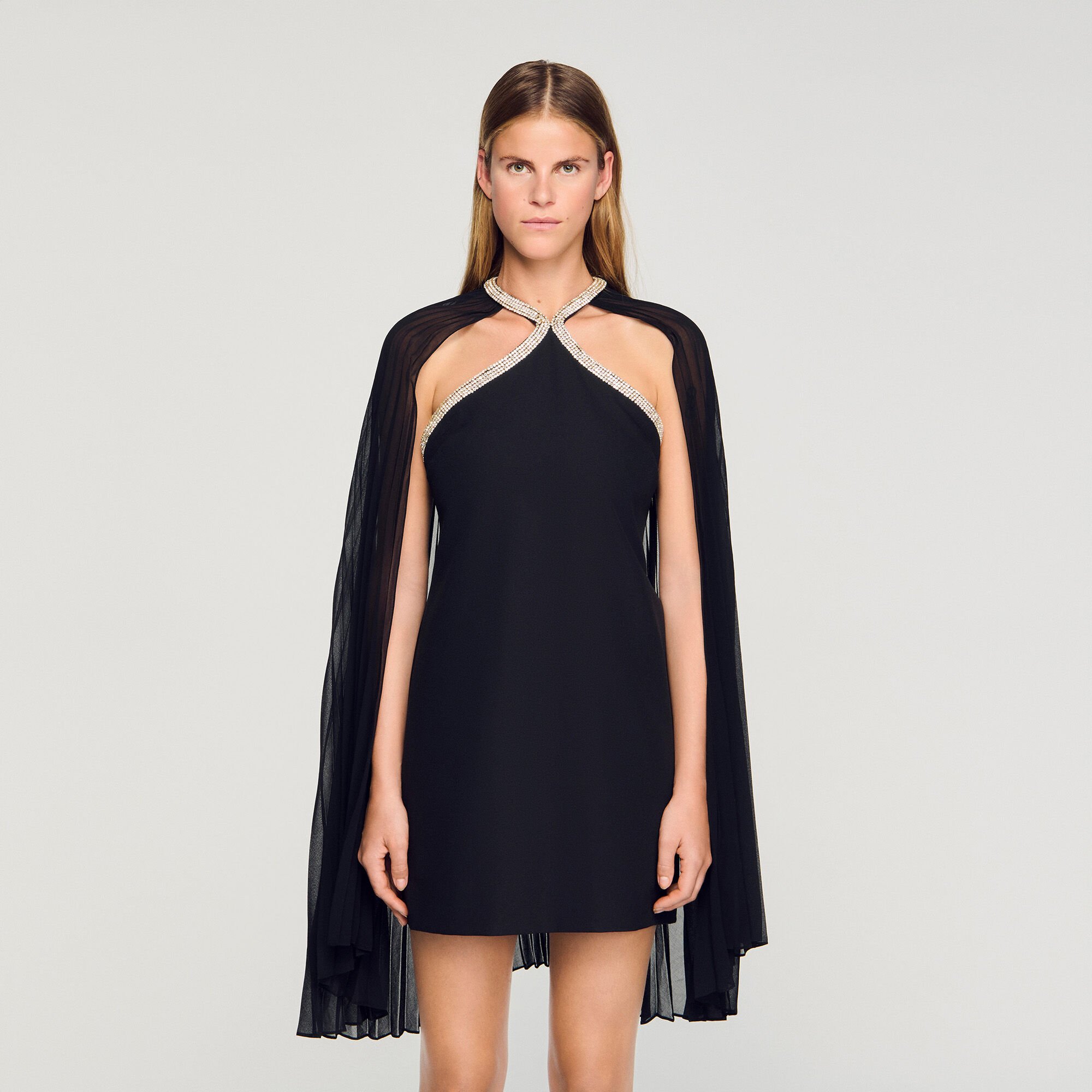 Kurzes Kleid mit Cape und Strass