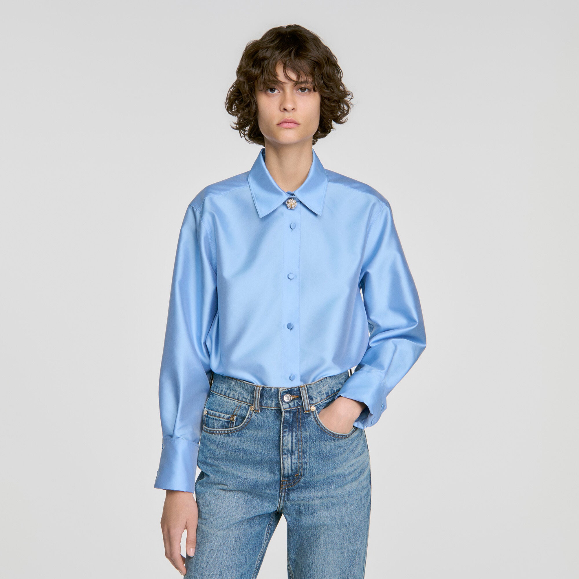 Satinbluse mit Schmuckdetail
