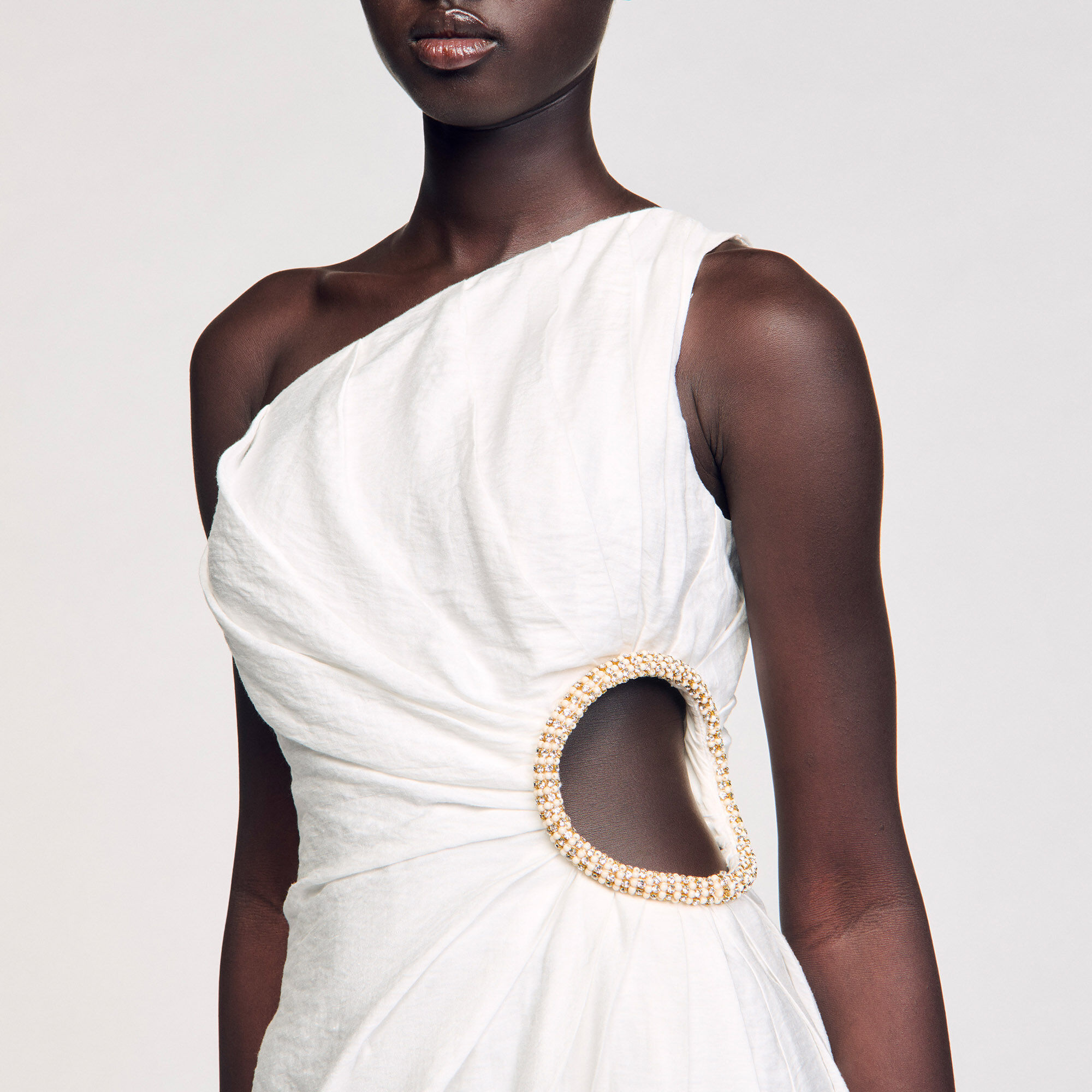 Kurzes asymmetrisches Kleid