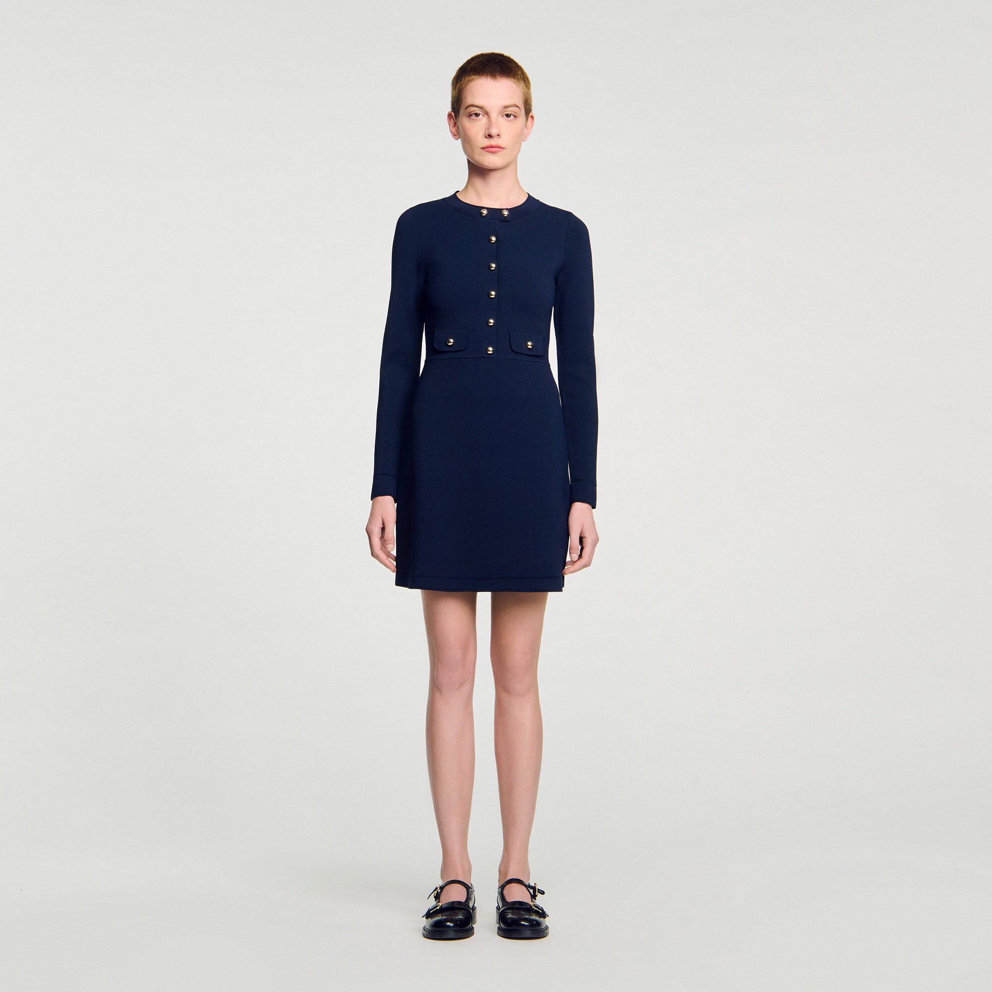 Kurzes geknöpftes Strickkleid