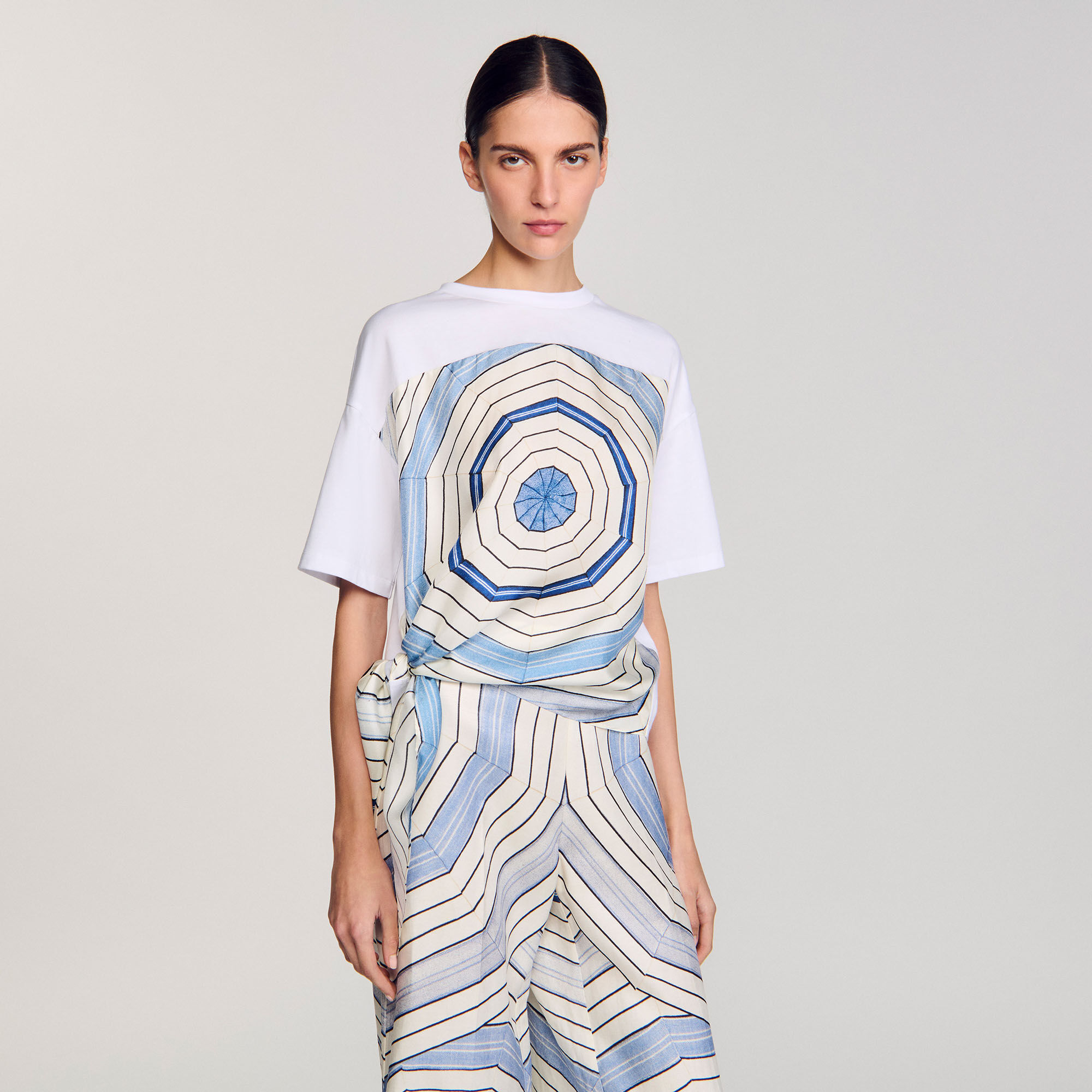 T-Shirt mit Spiralendruckmuster