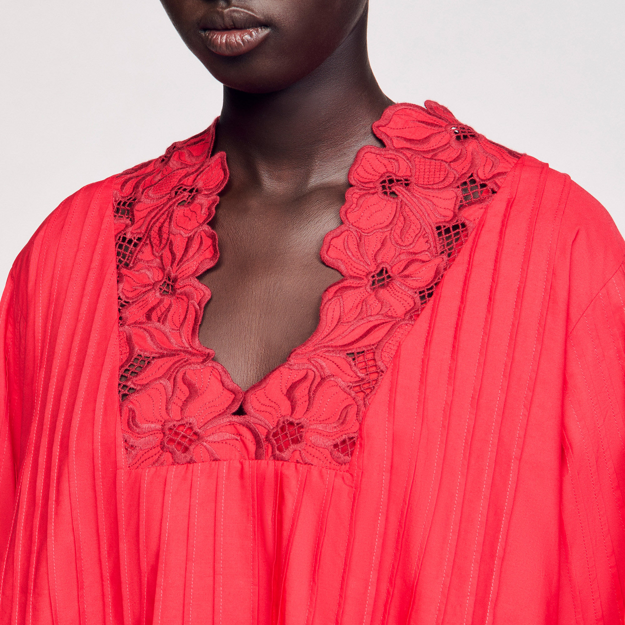 Kurzes Kleid mit Blumendetails