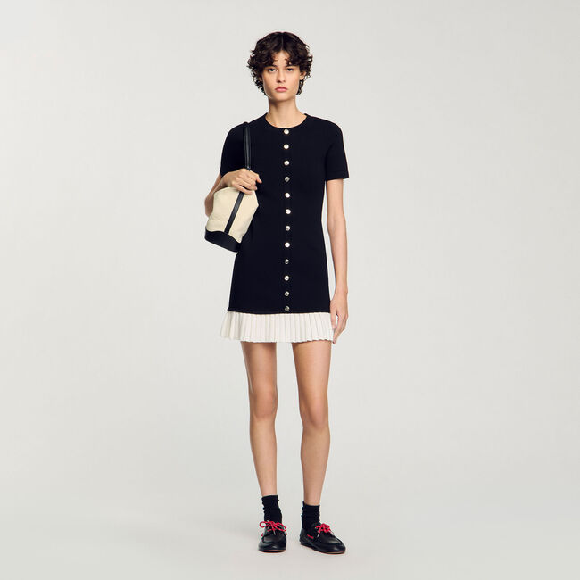 Kurzes Strickkleid mit Volant