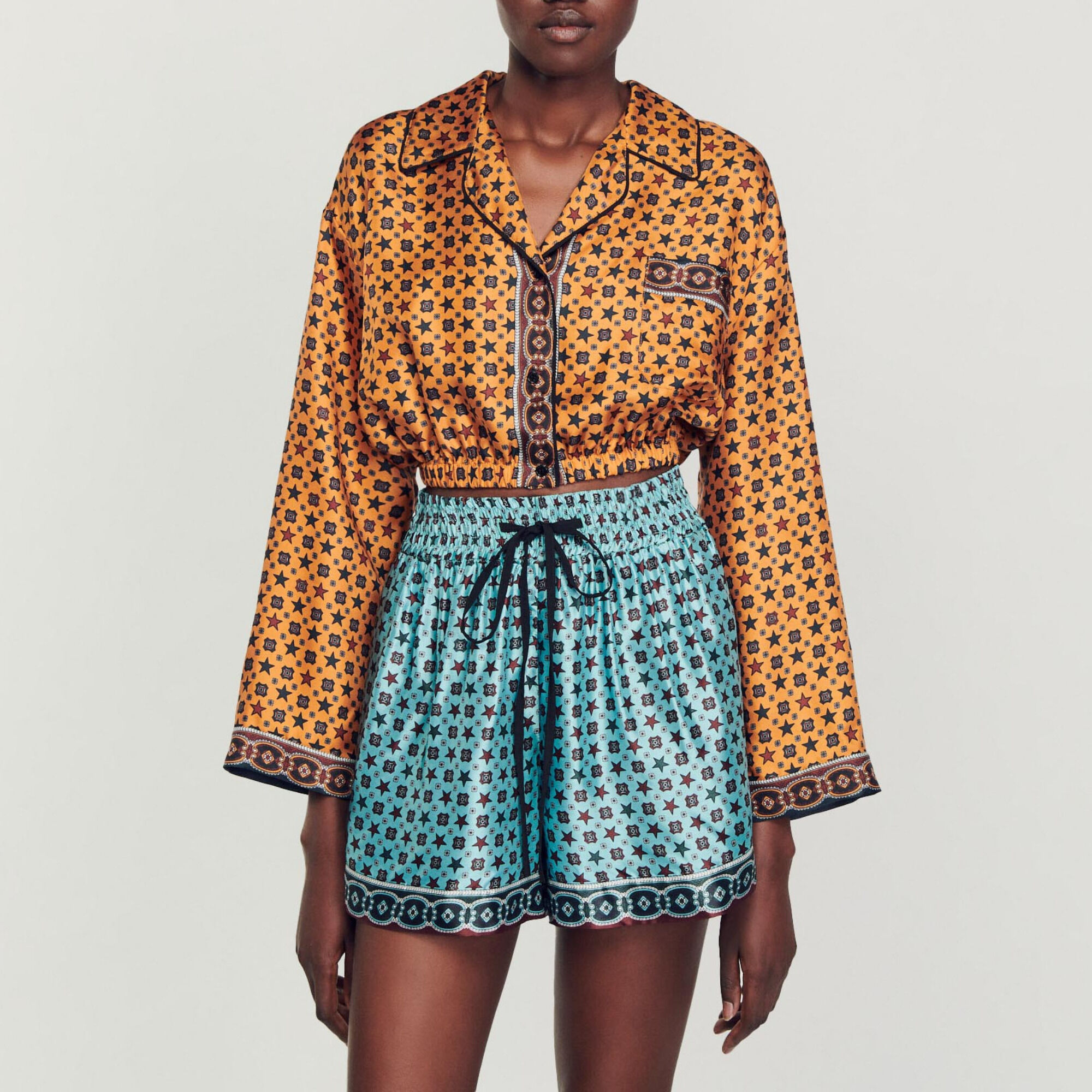 Kurze Hemdbluse mit Print