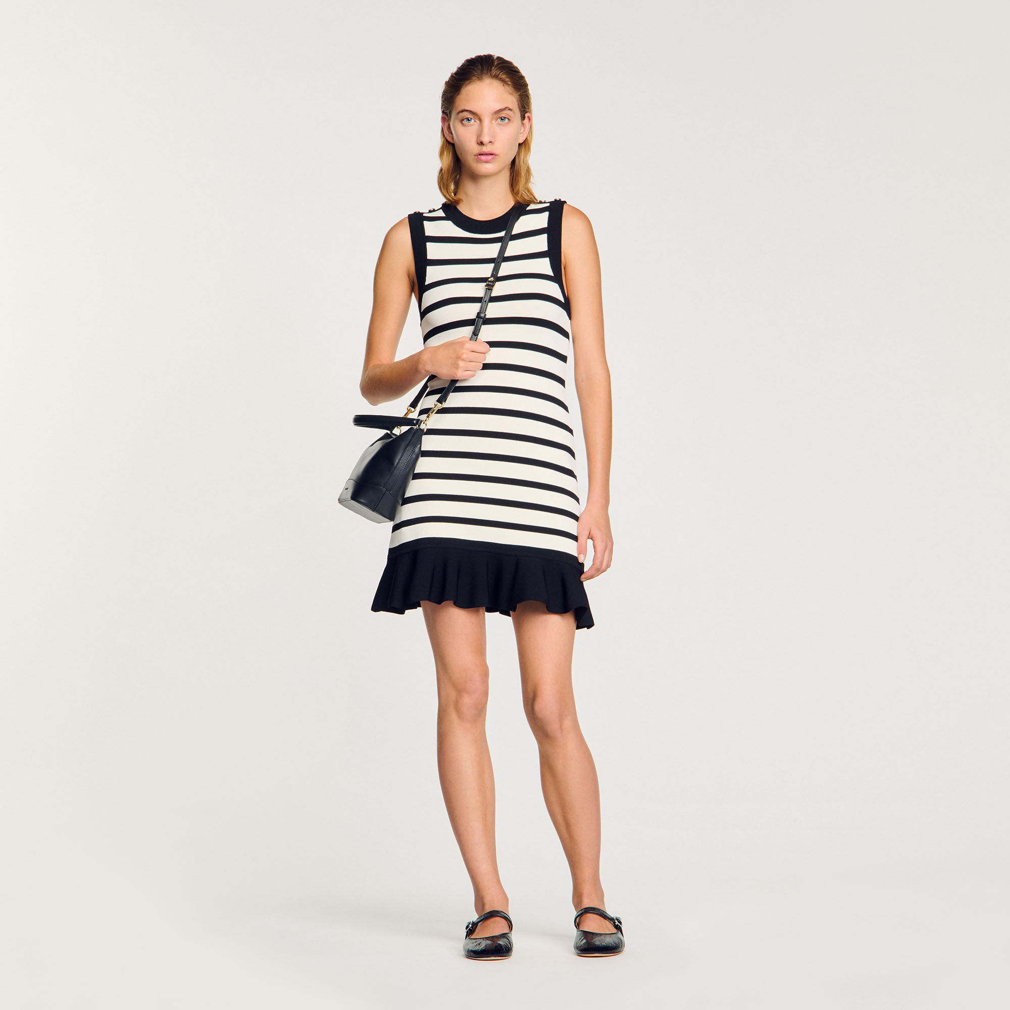 Kurzes Strickkleid mit Streifen