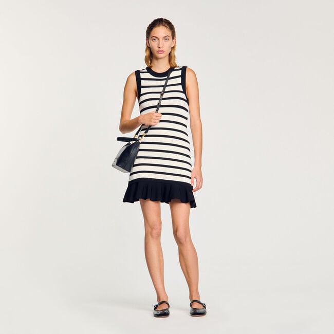 Kurzes Strickkleid mit Streifen