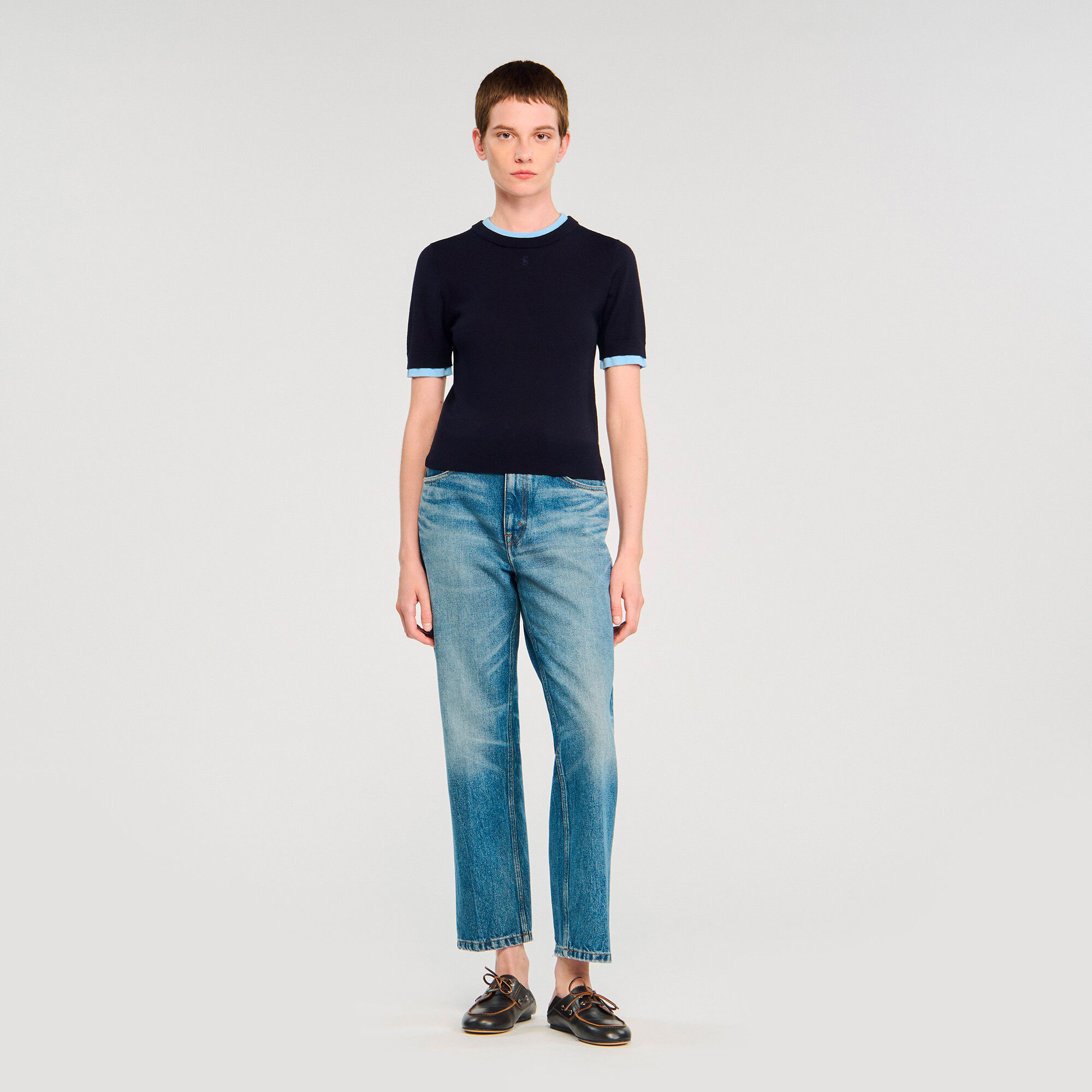 Zweifarbiger kurzer Pullover