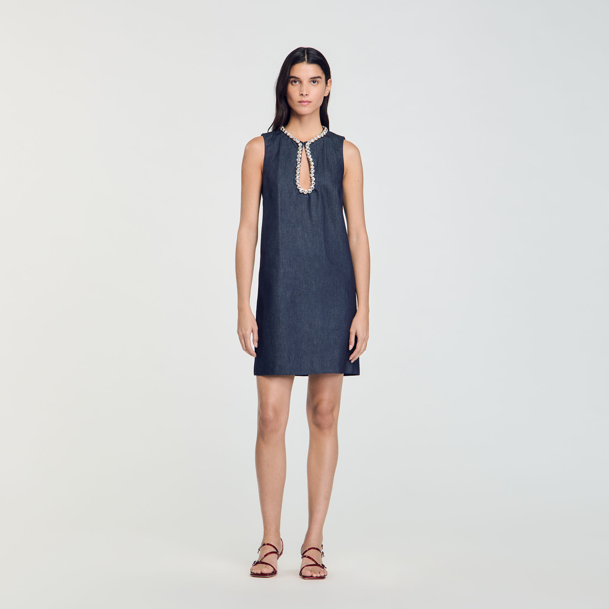 Kurzes Kleid mit Strassbesatz