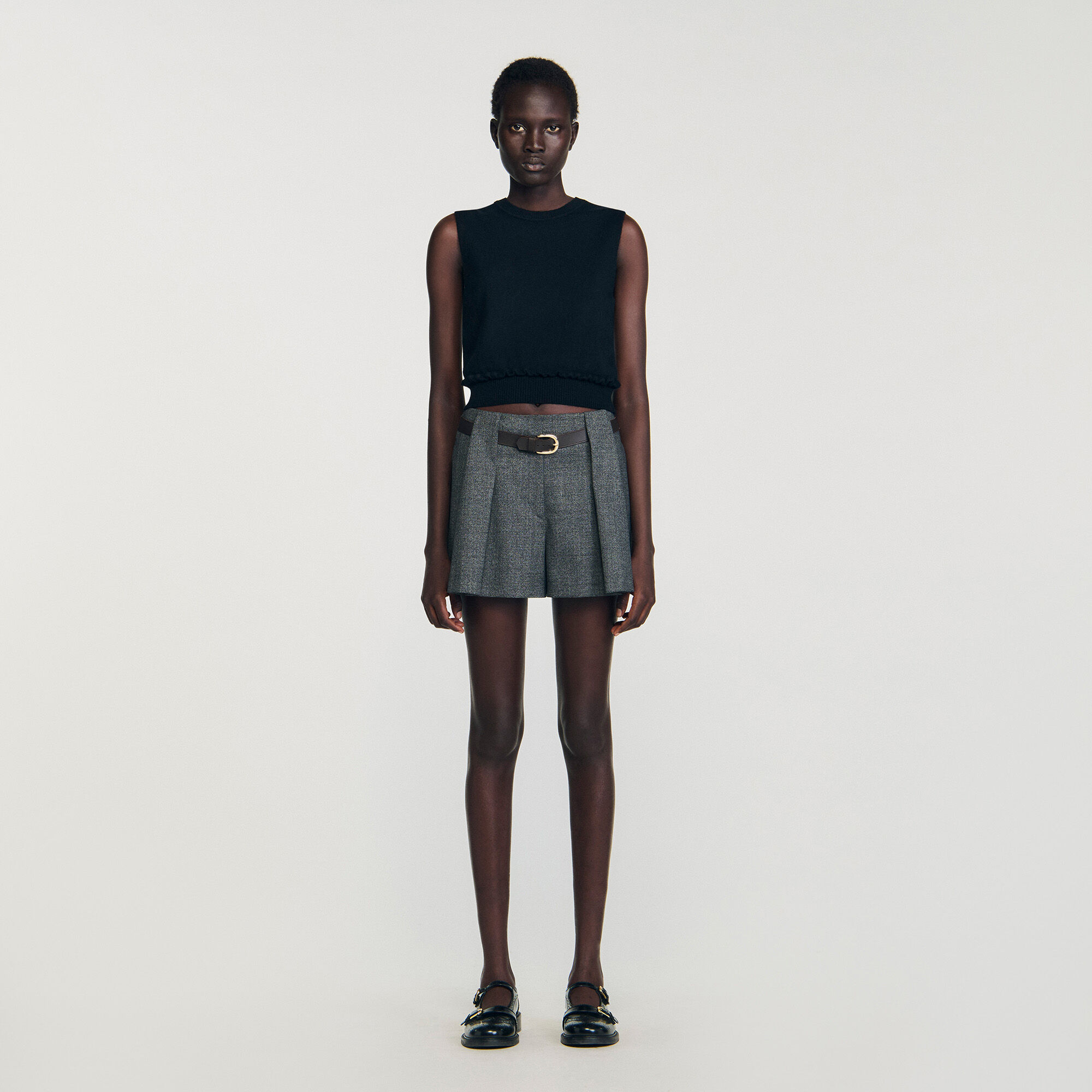 Plissierte Shorts mit Gürtel