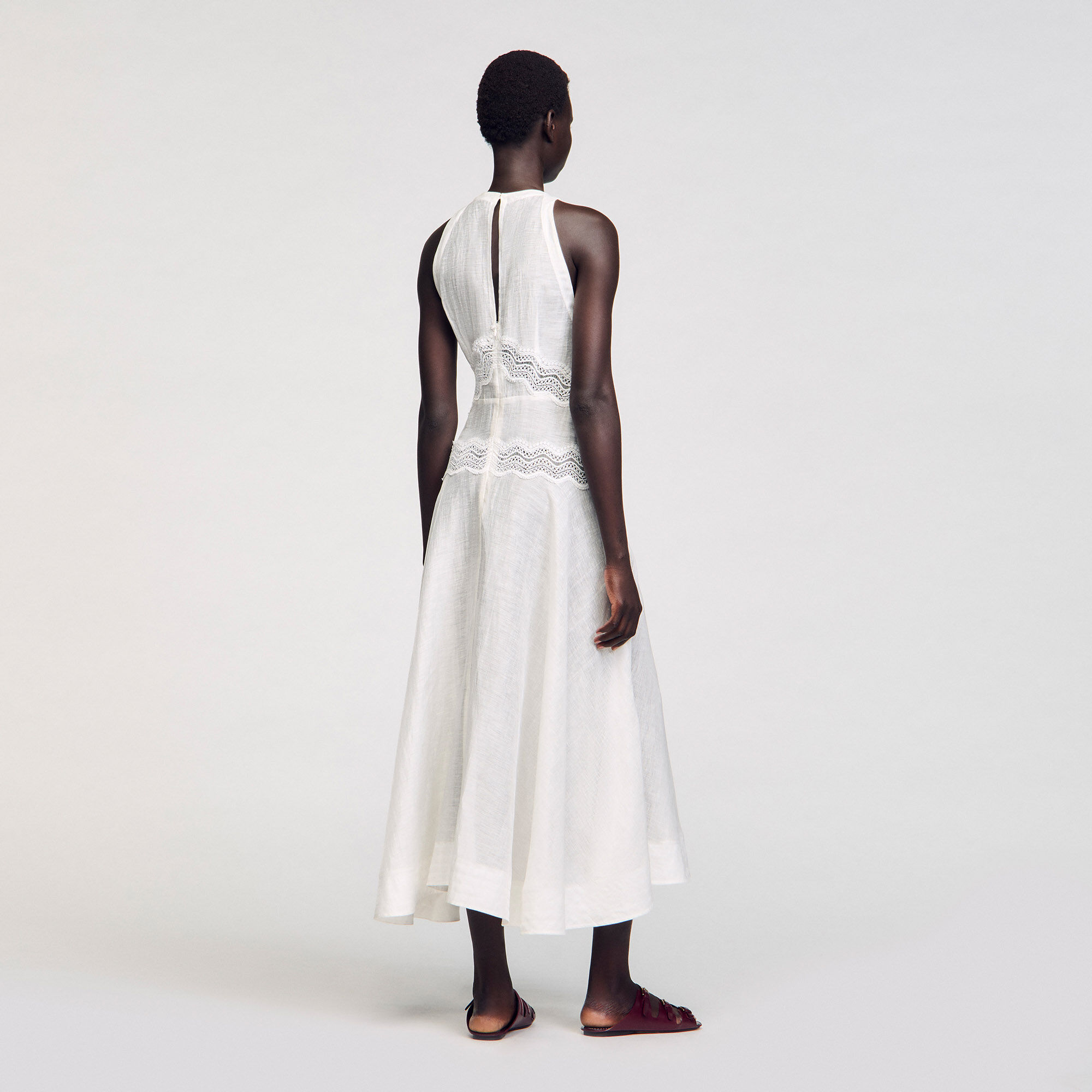Langes Kleid mit Spitzenbesatz