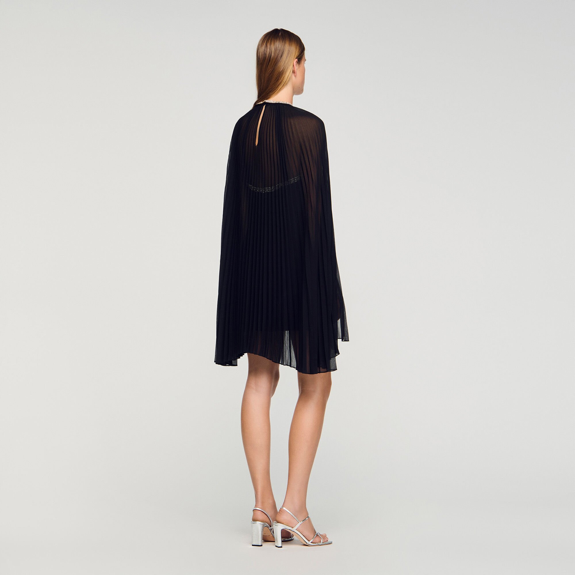 Kurzes Kleid mit Cape und Strass