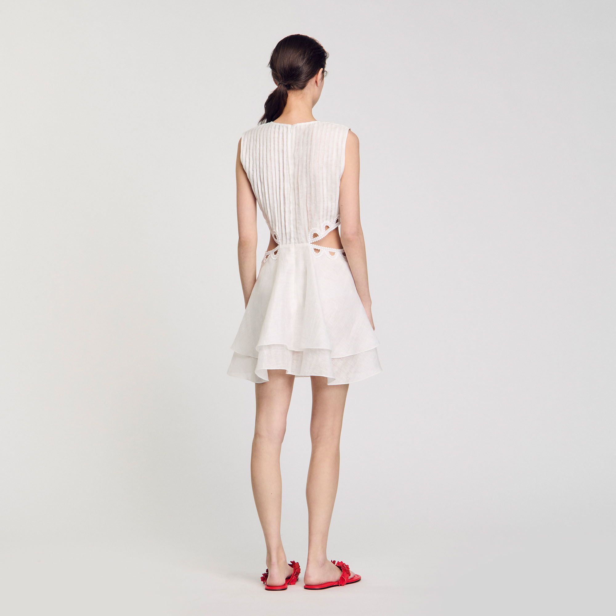 Kurzes Kleid mit Ausschnitten