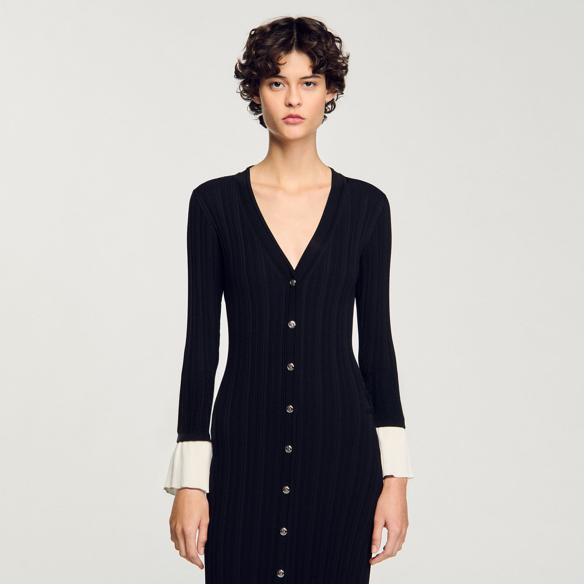Langes zweifarbiges Strickkleid