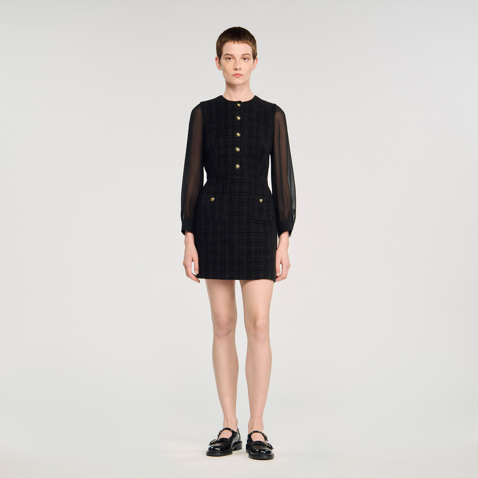 Kurzes Kleid mit langen Ärmeln