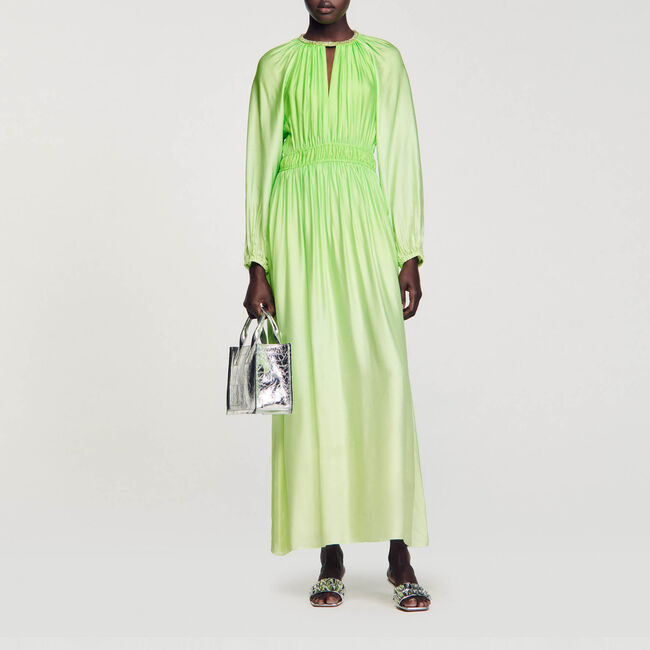 Langes Kleid mit Strass am Kragen