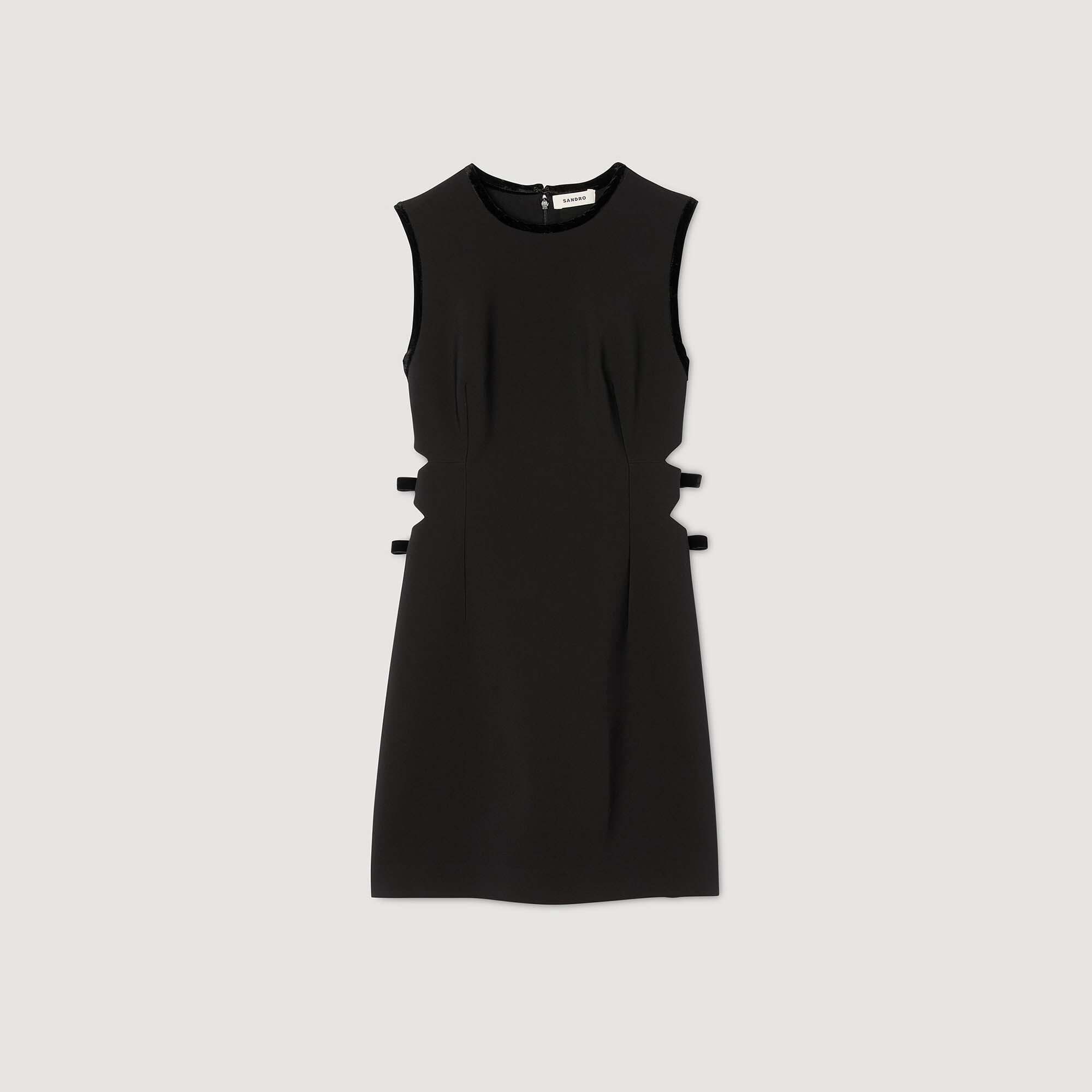 Kurzes Kleid mit Cut-Outs