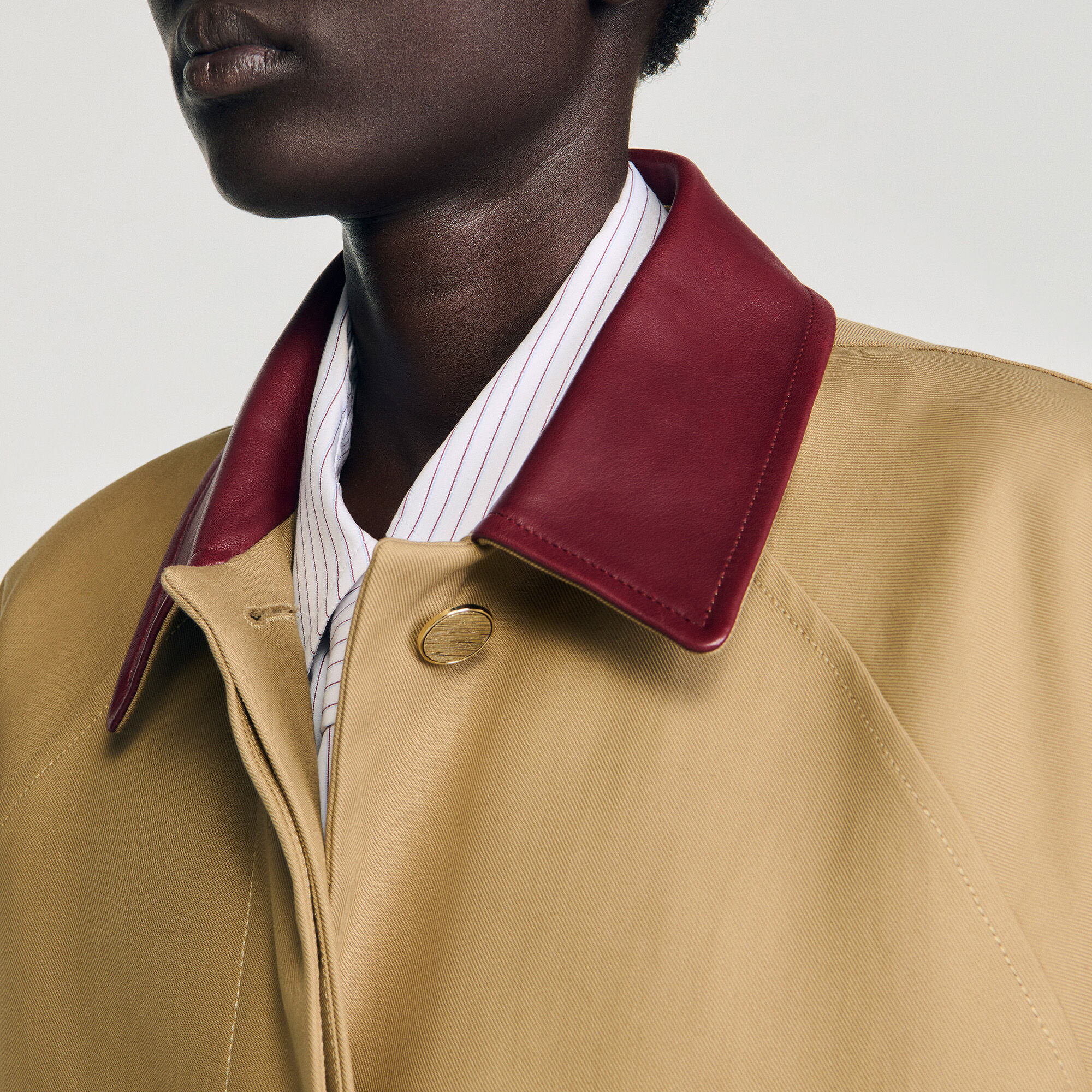 Langer Trenchcoat mit Lederkragen