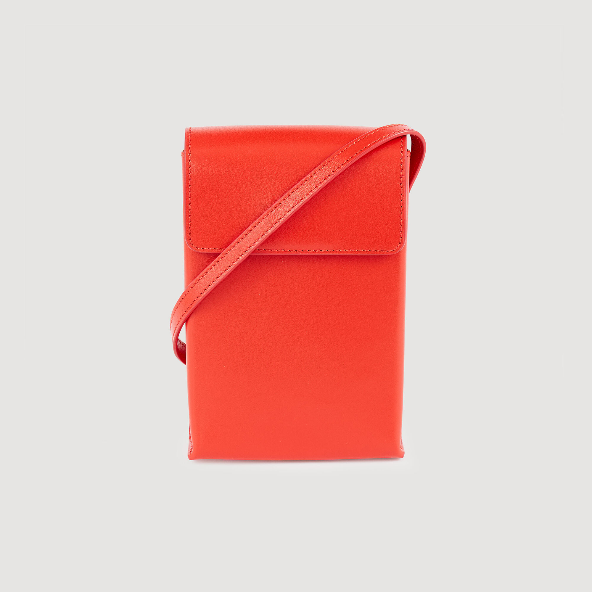 Pochette aus Glattleder mit Trageriemen