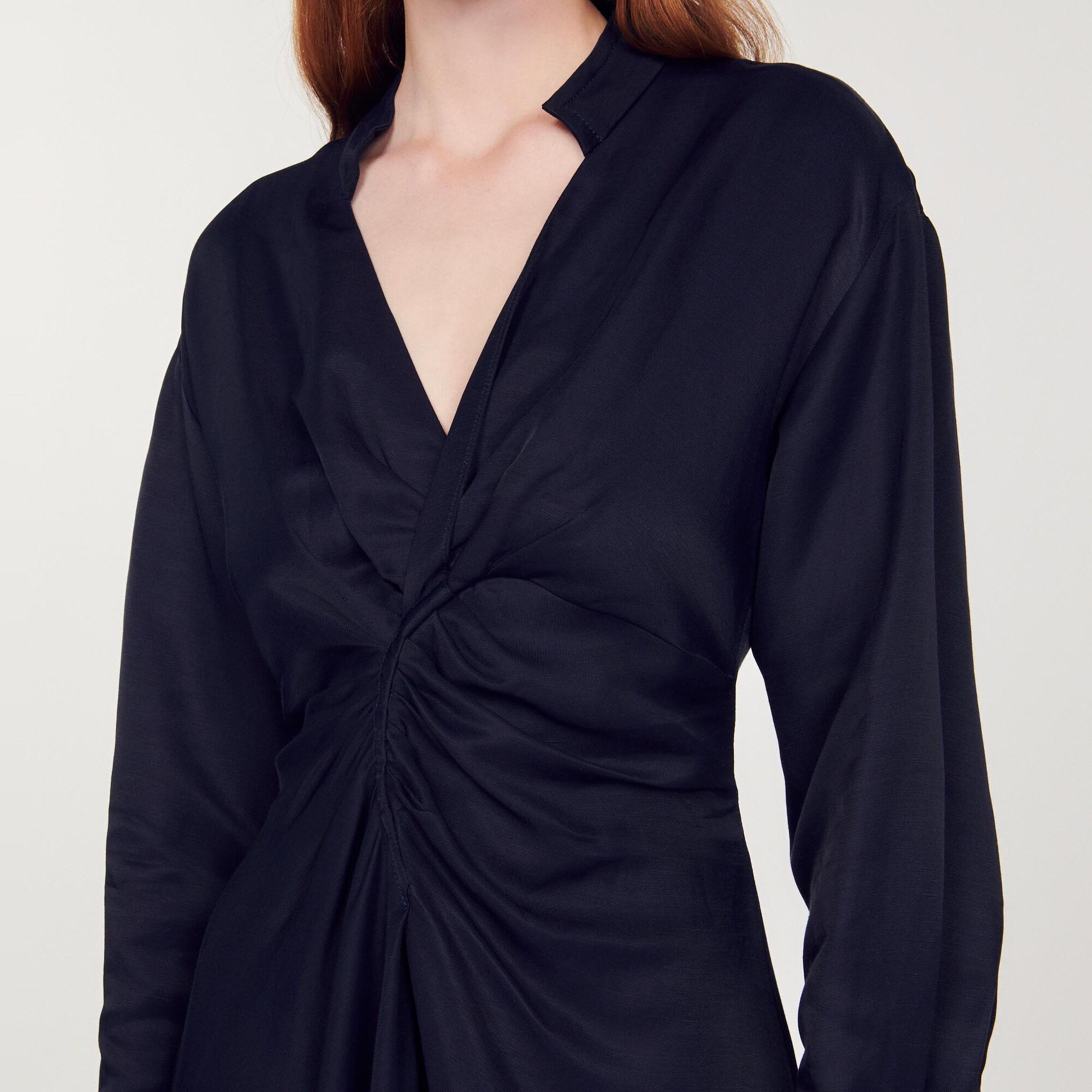 Kurzes Kleid mit langen Ärmeln