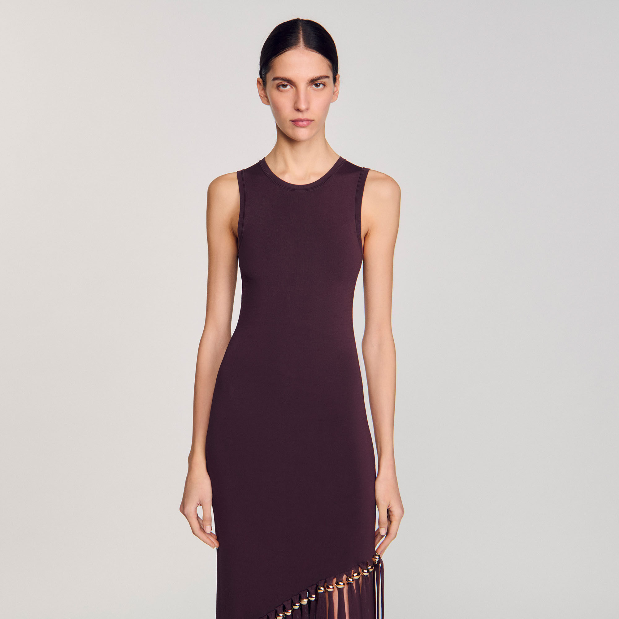Langes Kleid mit Fransen und Perlen