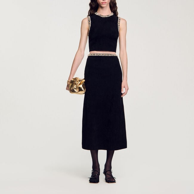 Stricktop mit Schmuck am Ausschnitt