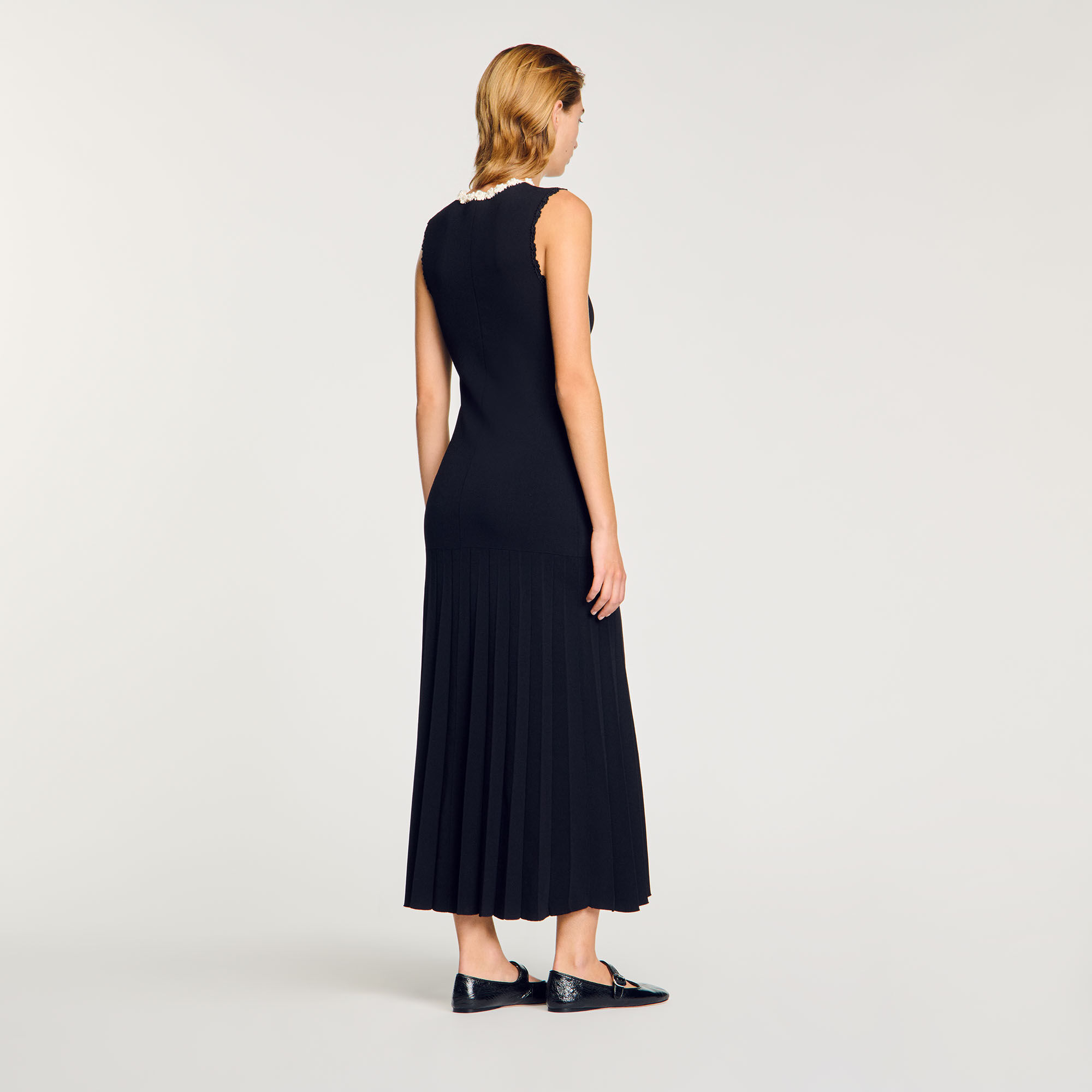 Langes Kleid mit Häkeldetails