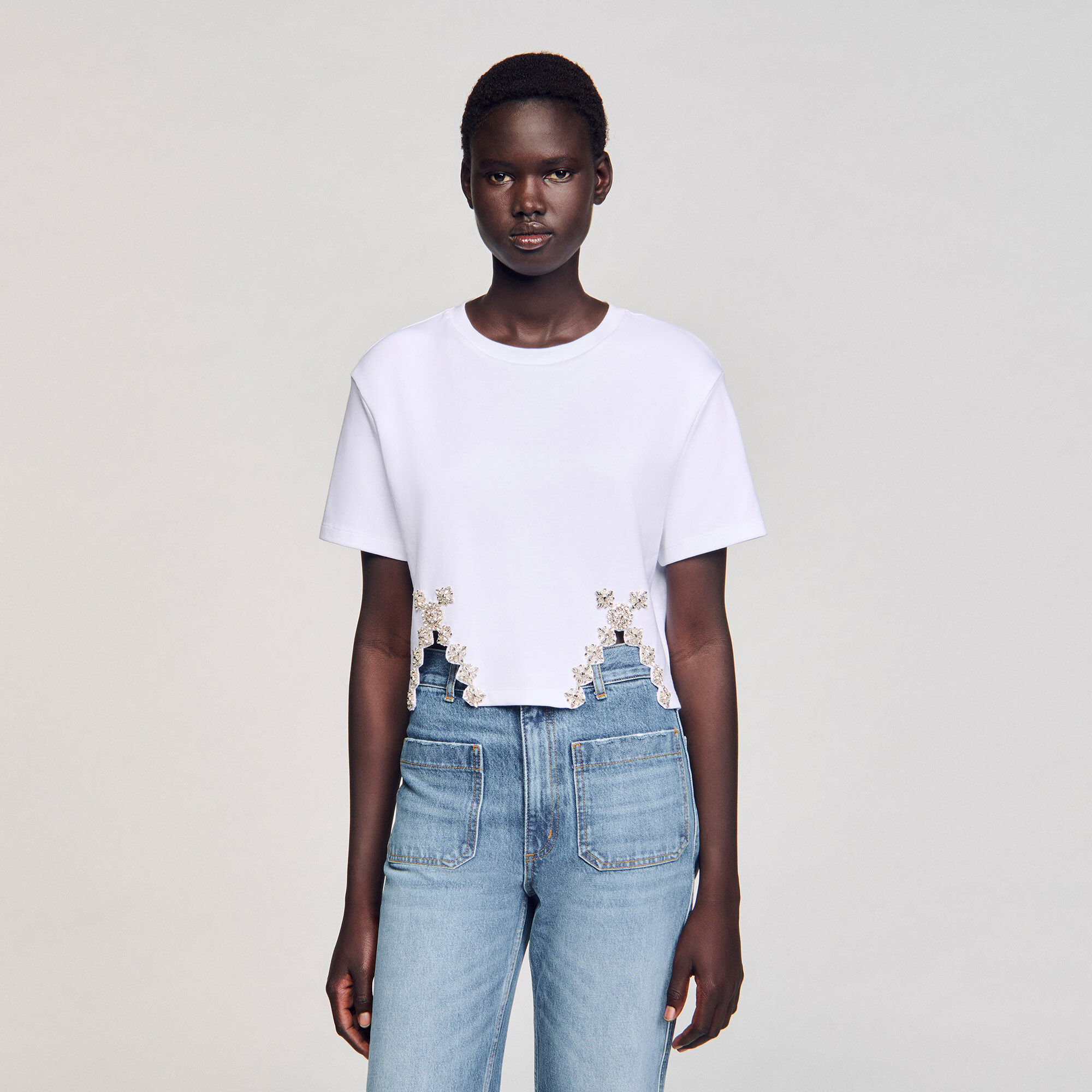 Kurzes T-Shirt mit Strass-Verzierung