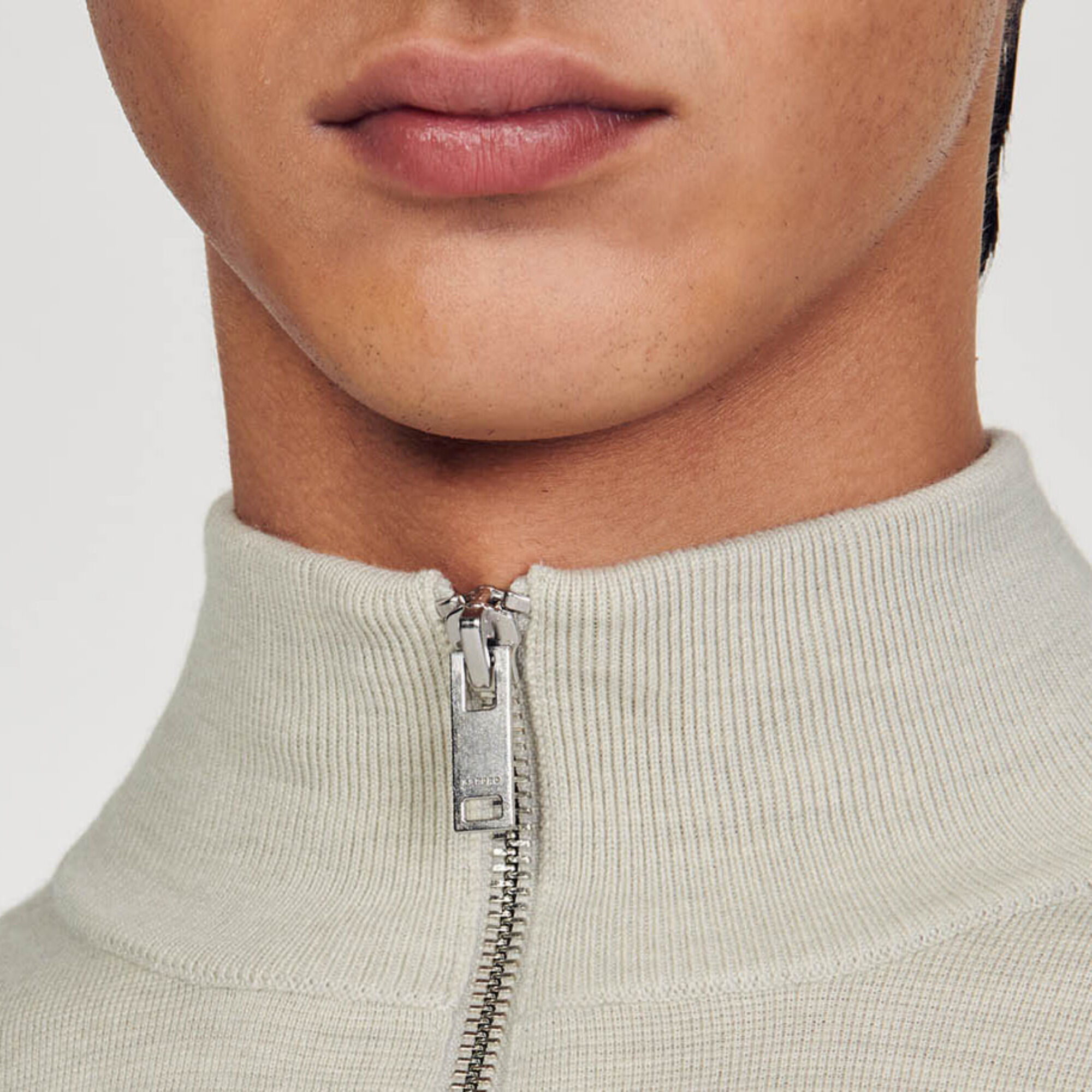 Wollpullover mit Reißverschlusskragen