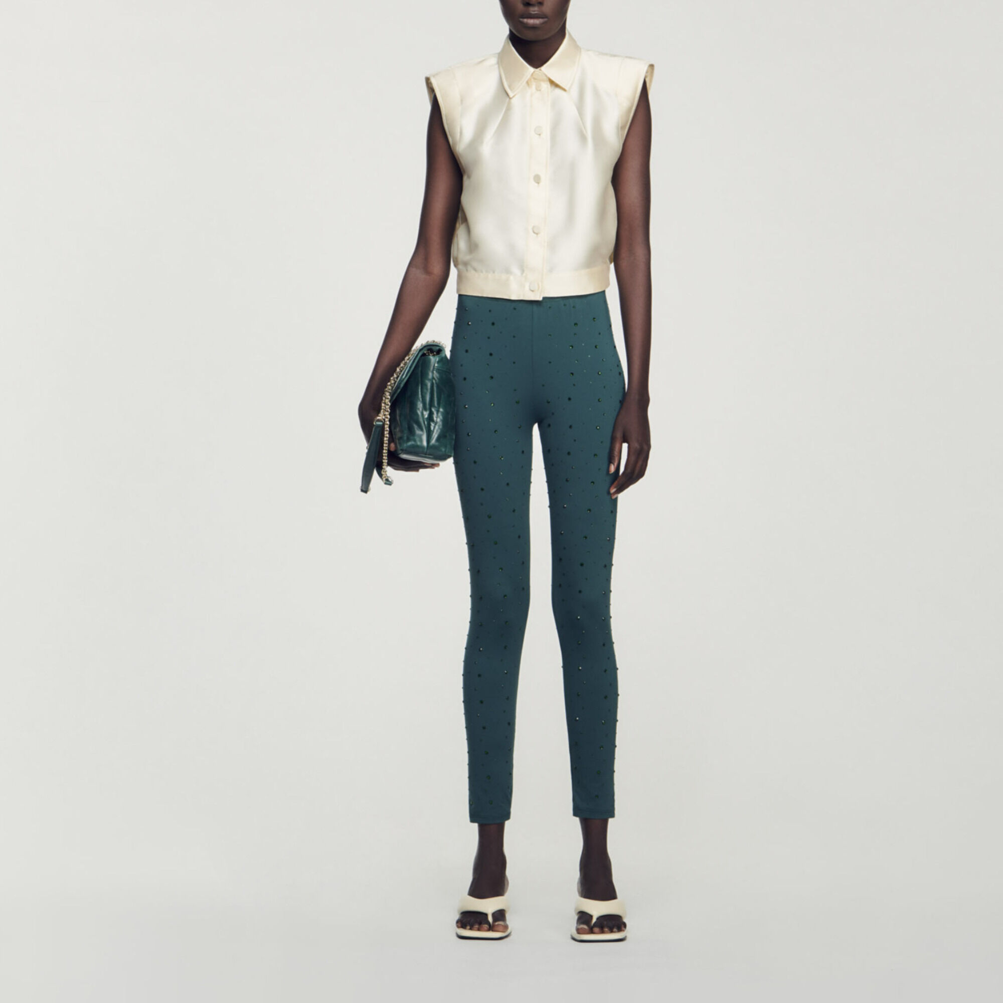 Kurze Hemdbluse aus Satin