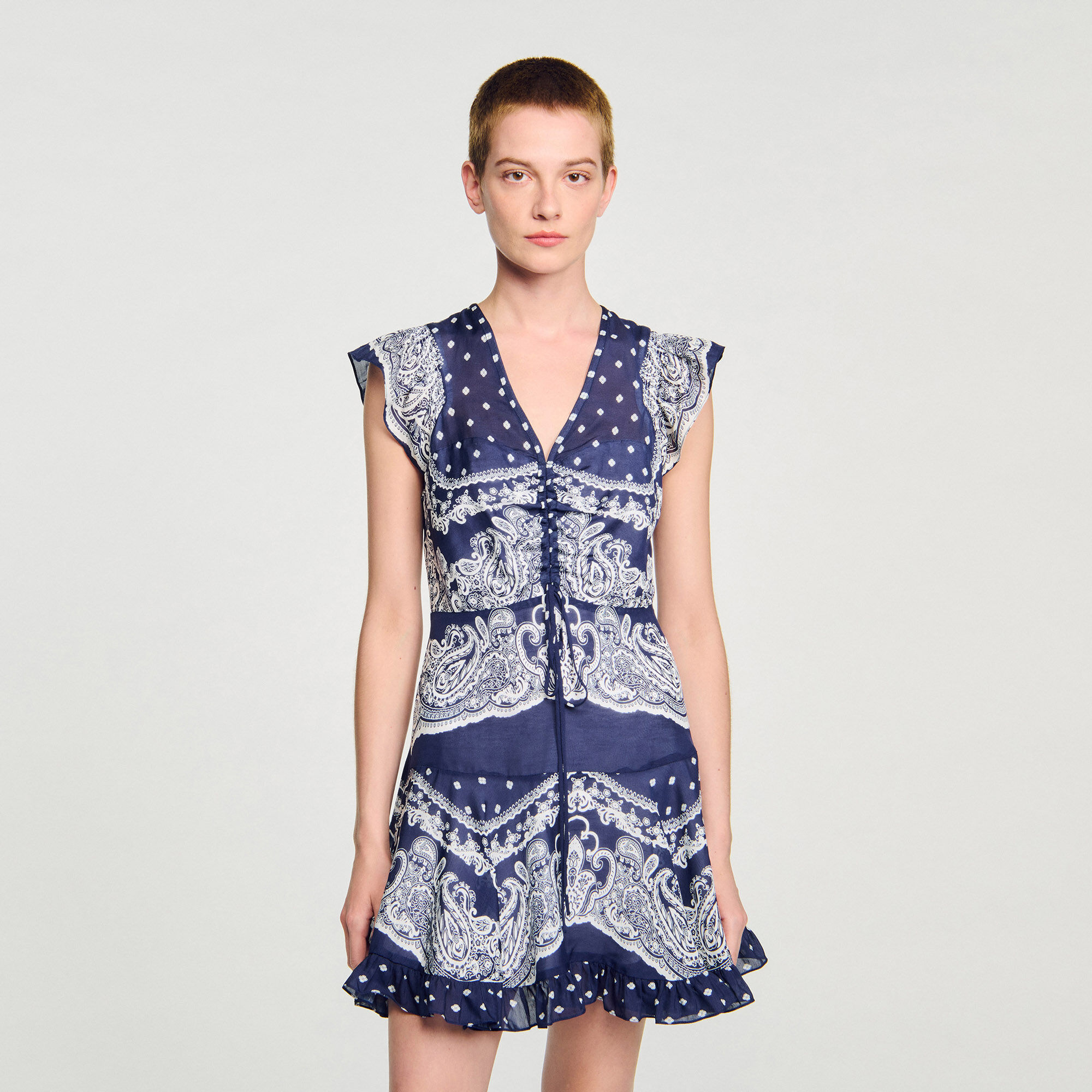 Kurzes Kleid mit Bandana-Print