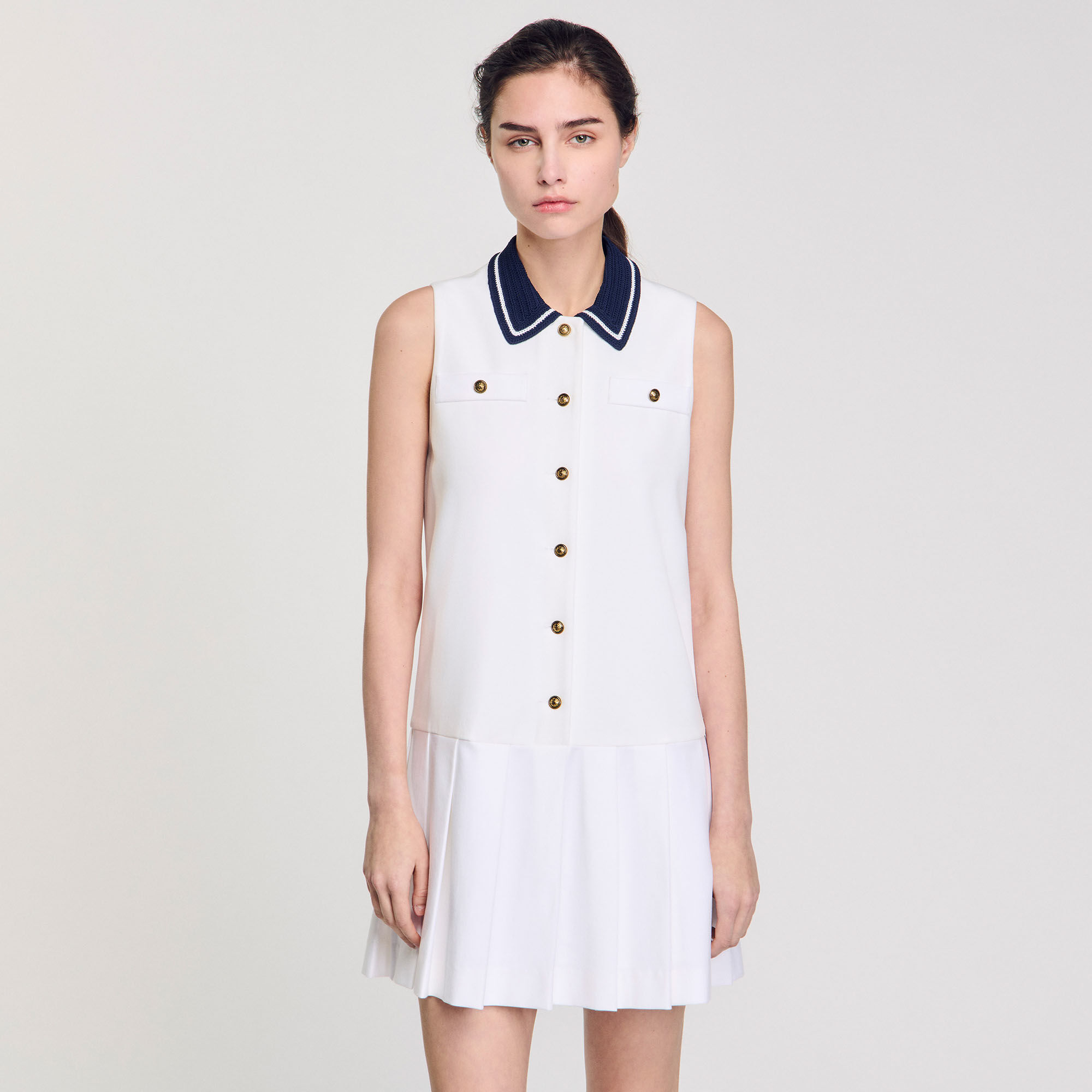 Kurzes Kleid mit Kontrastkragen