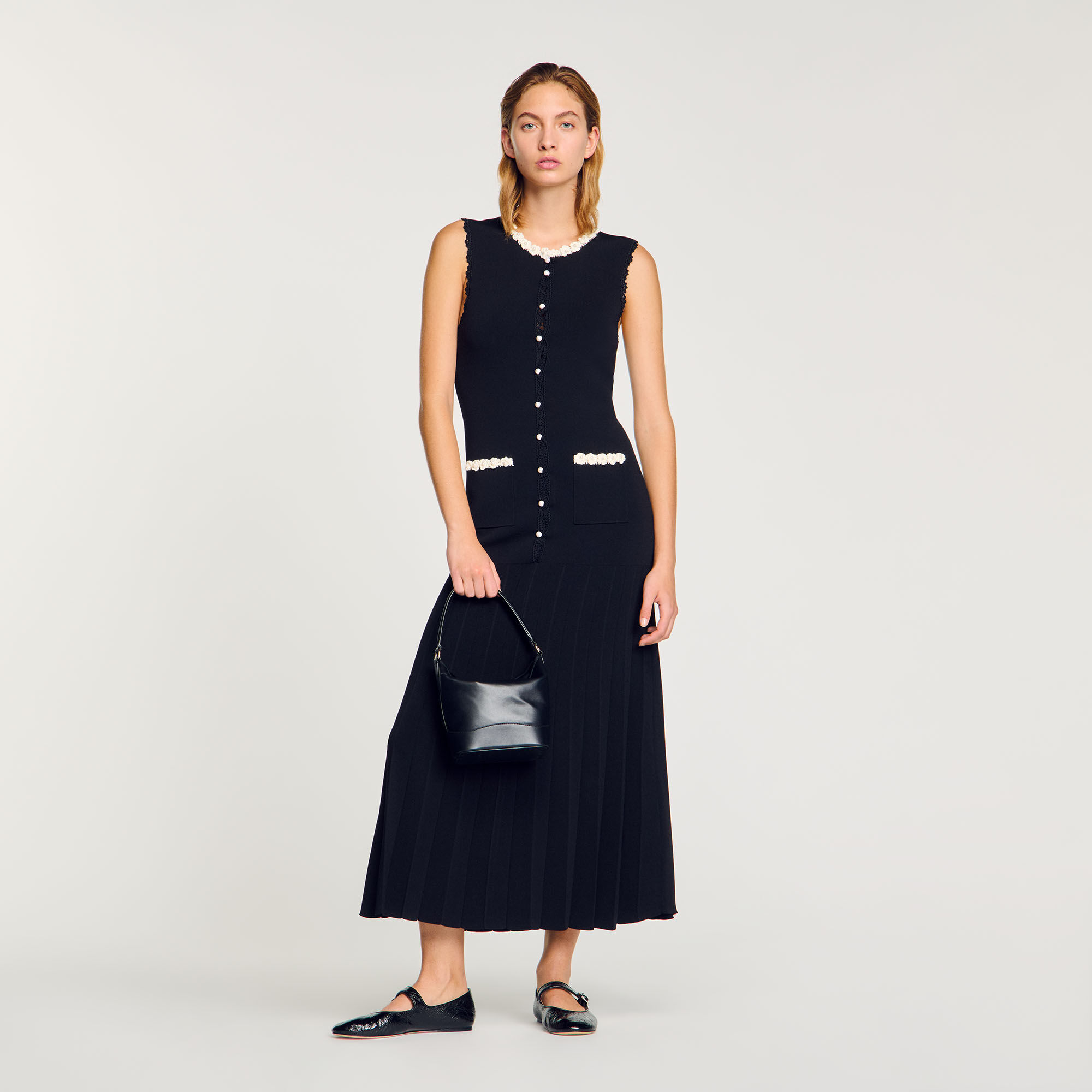 Langes Kleid mit Häkeldetails