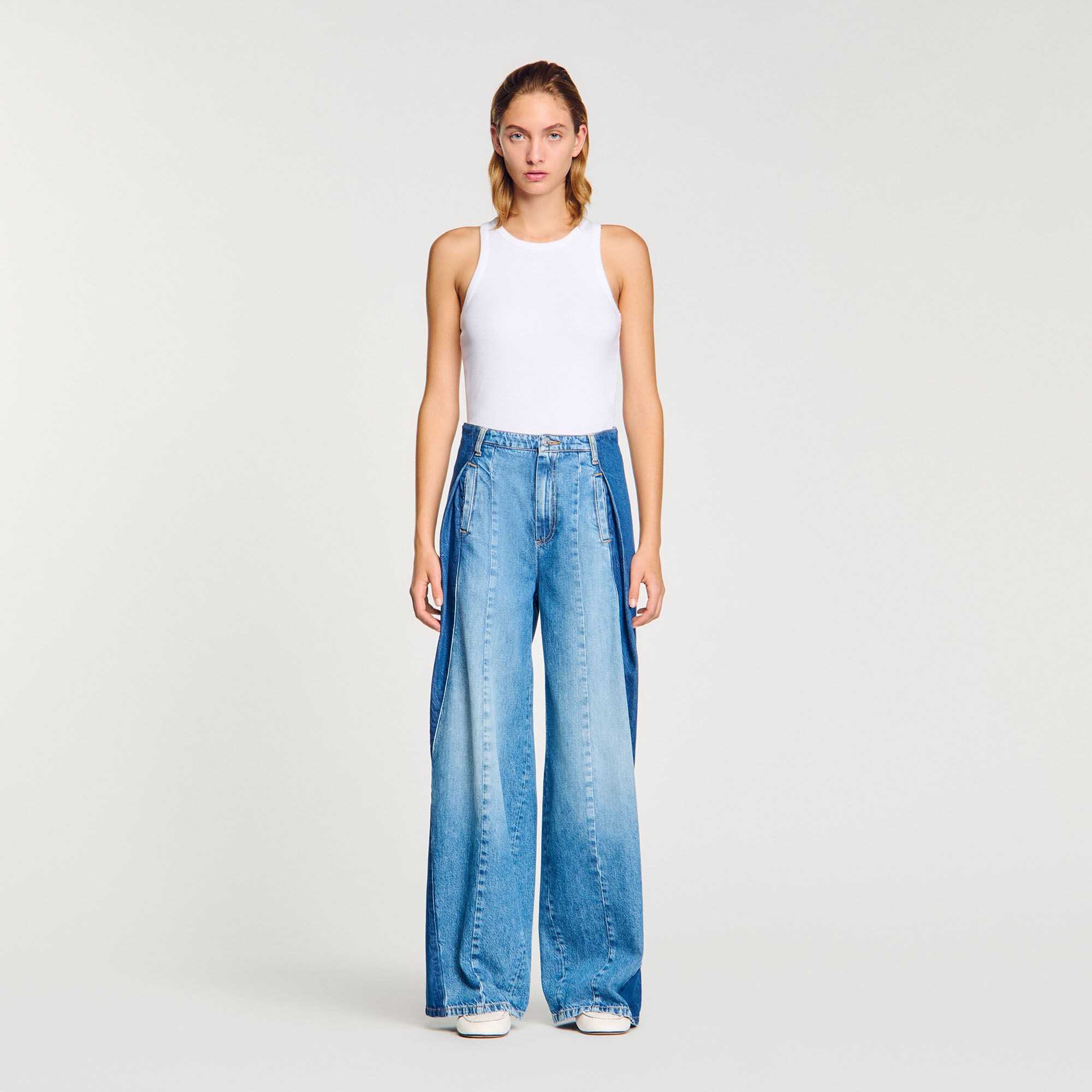 Jeans mit kontrastierenden Einsätzen