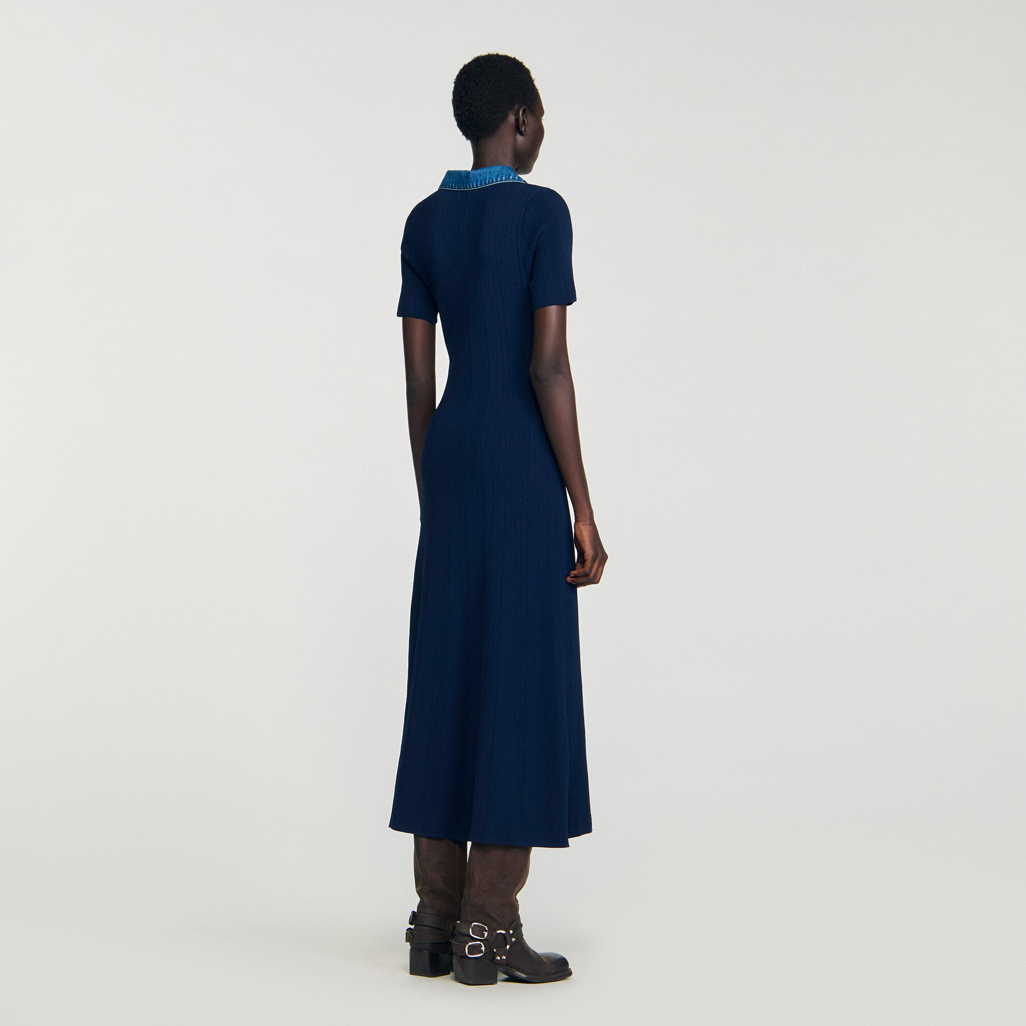 Langes Strickkleid mit Denimkragen