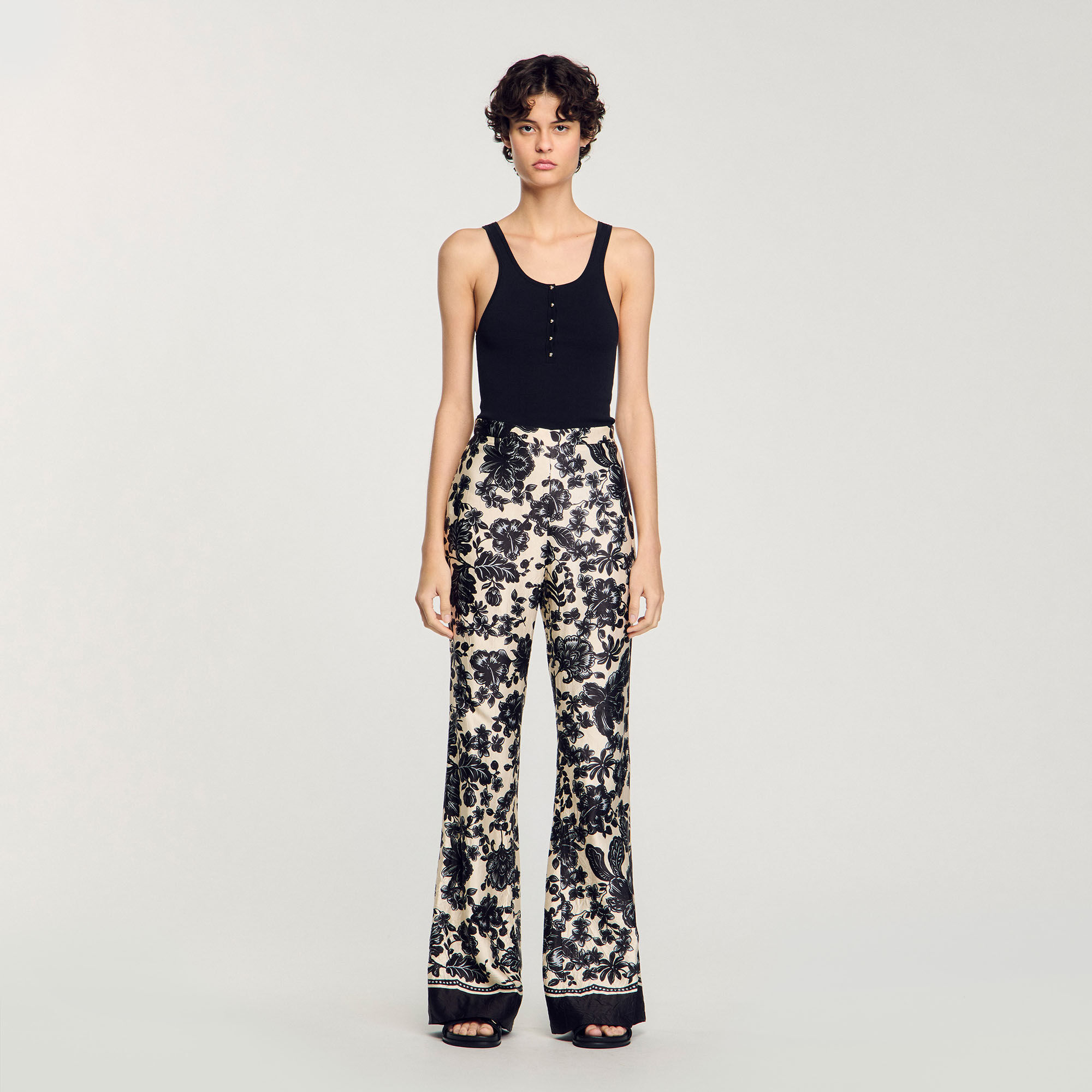Hose mit Blumendruckmuster